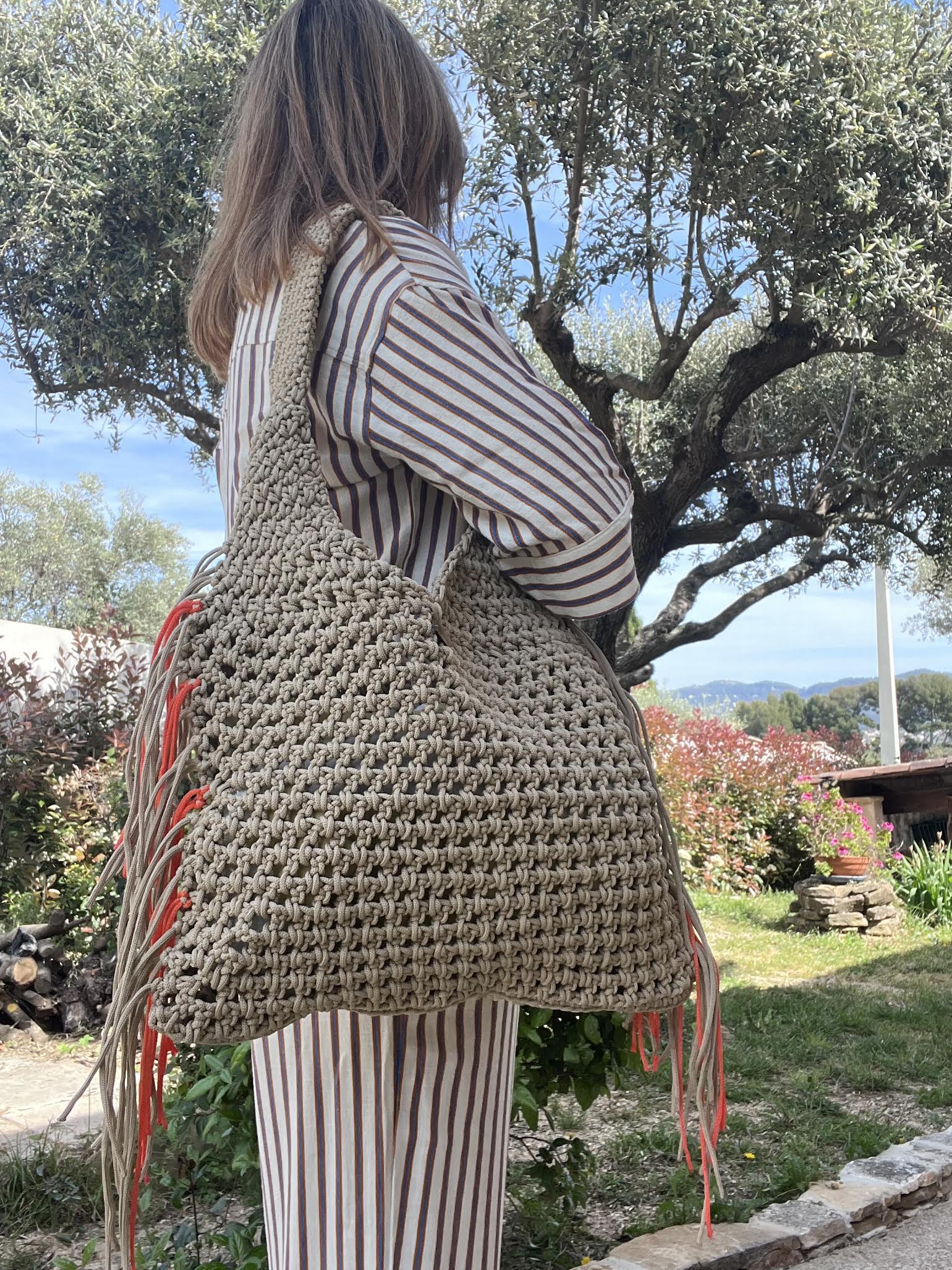 Cabas crochet fait main avec franges taupes et oranges porté épaule, modèle Calanque XL, pièce unique Milou & Milette