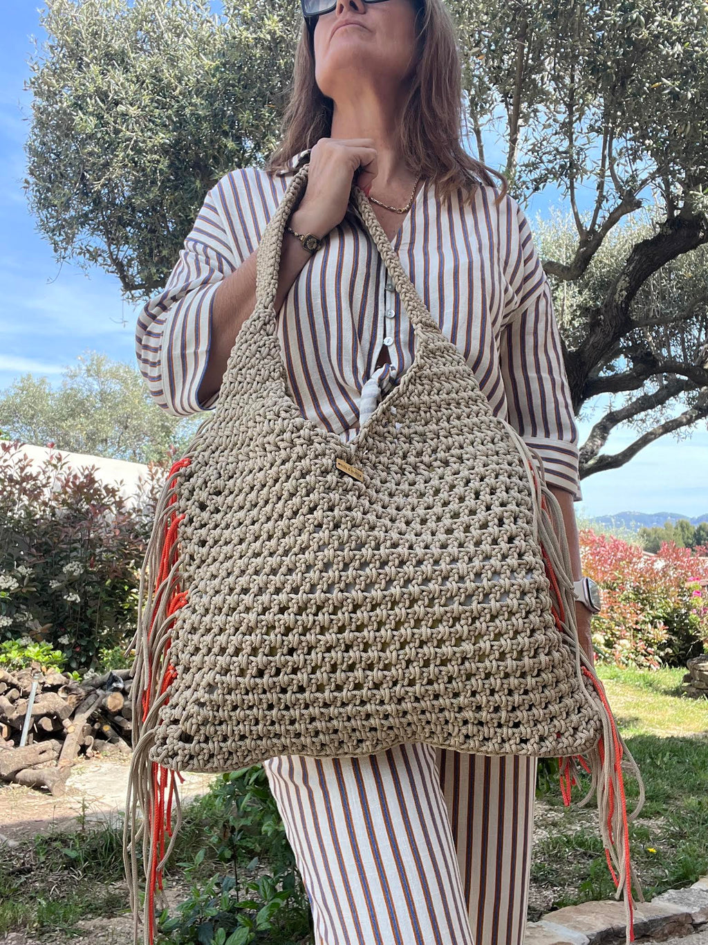 Cabas crochet fait main avec franges taupes et oranges porté épaule, modèle Calanque XL, pièce unique Milou & Milette