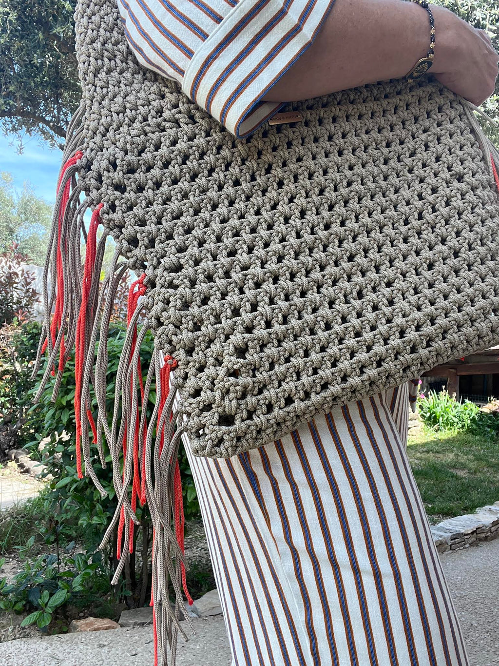 Cabas crochet fait main avec franges taupes et oranges porté épaule, modèle Calanque XL, pièce unique Milou & Milette