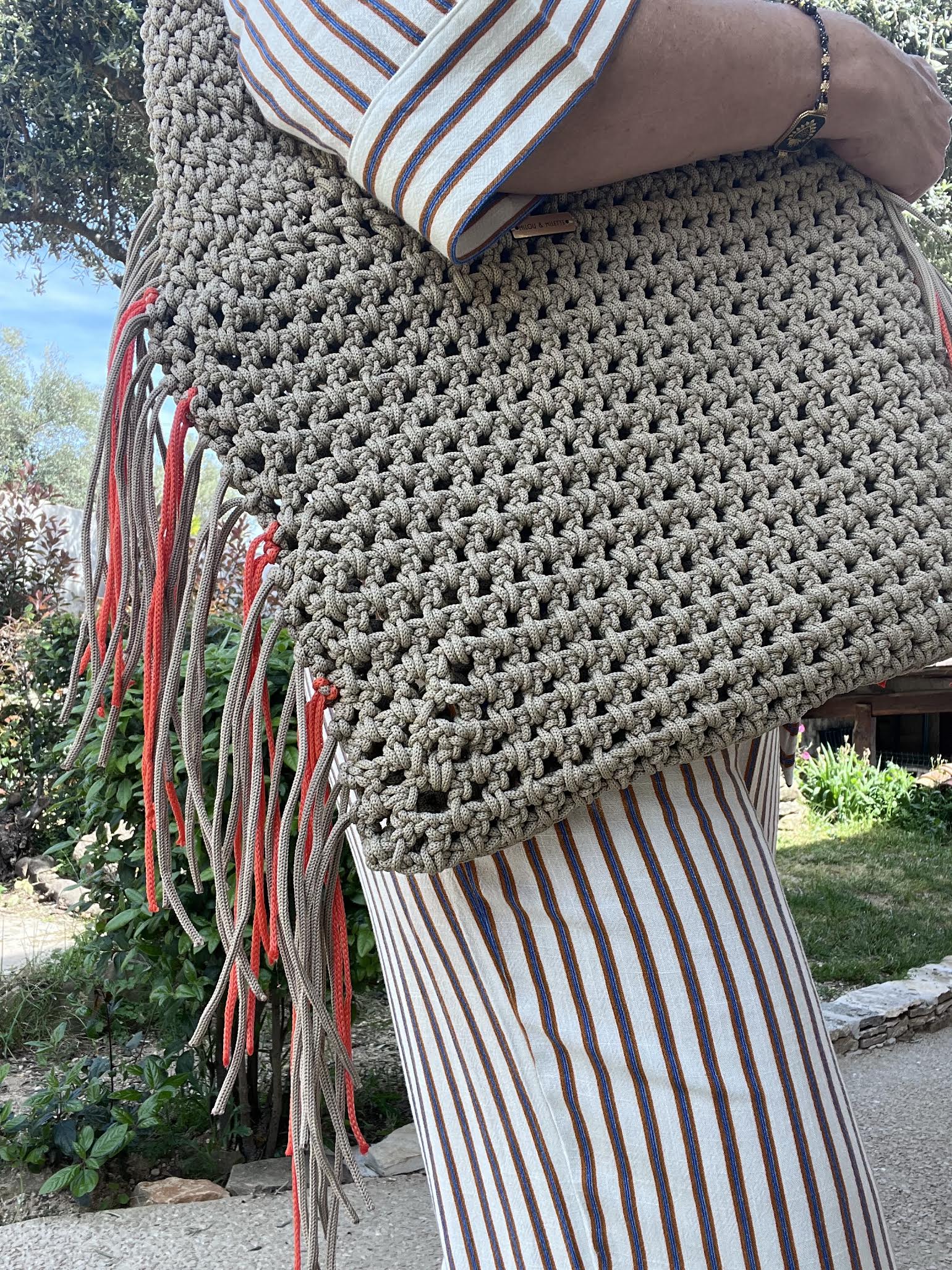 Cabas crochet fait main avec franges taupes et oranges porté épaule, modèle Calanque XL, pièce unique Milou & Milette