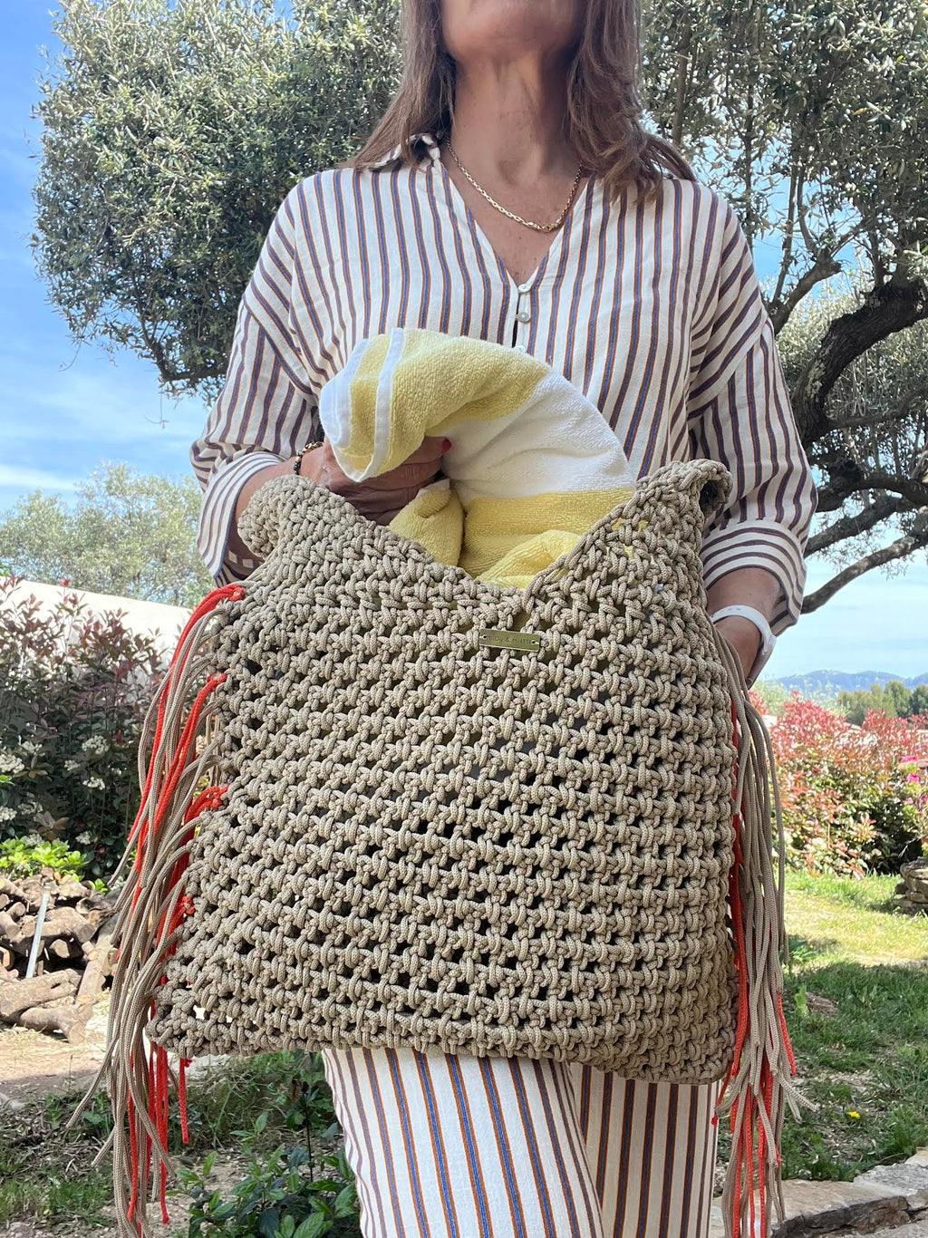 Cabas crochet fait main avec franges taupes et oranges porté épaule, modèle Calanque XL, pièce unique Milou & Milette