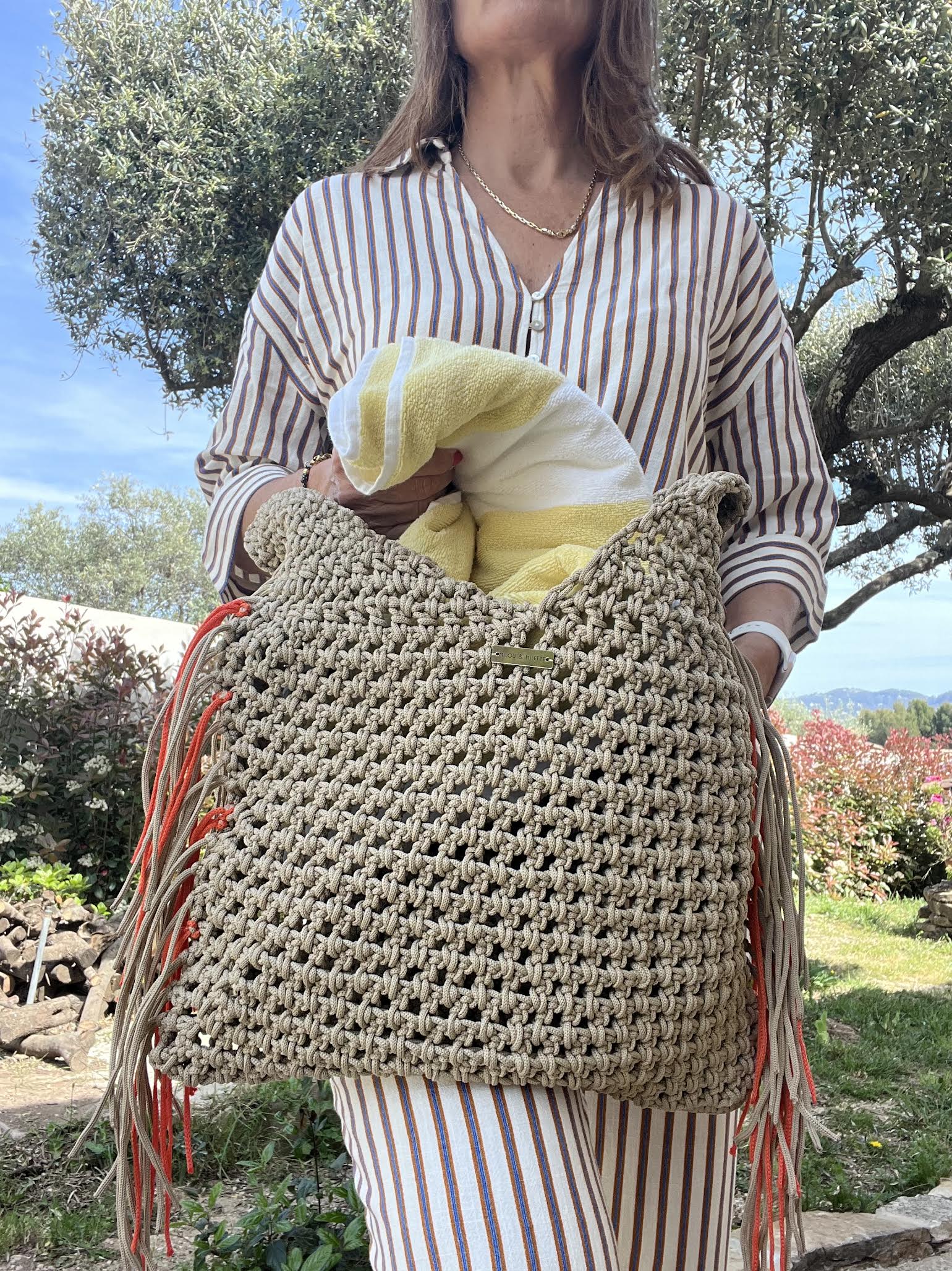 Cabas crochet fait main avec franges taupes et oranges porté épaule, modèle Calanque XL, pièce unique Milou & Milette