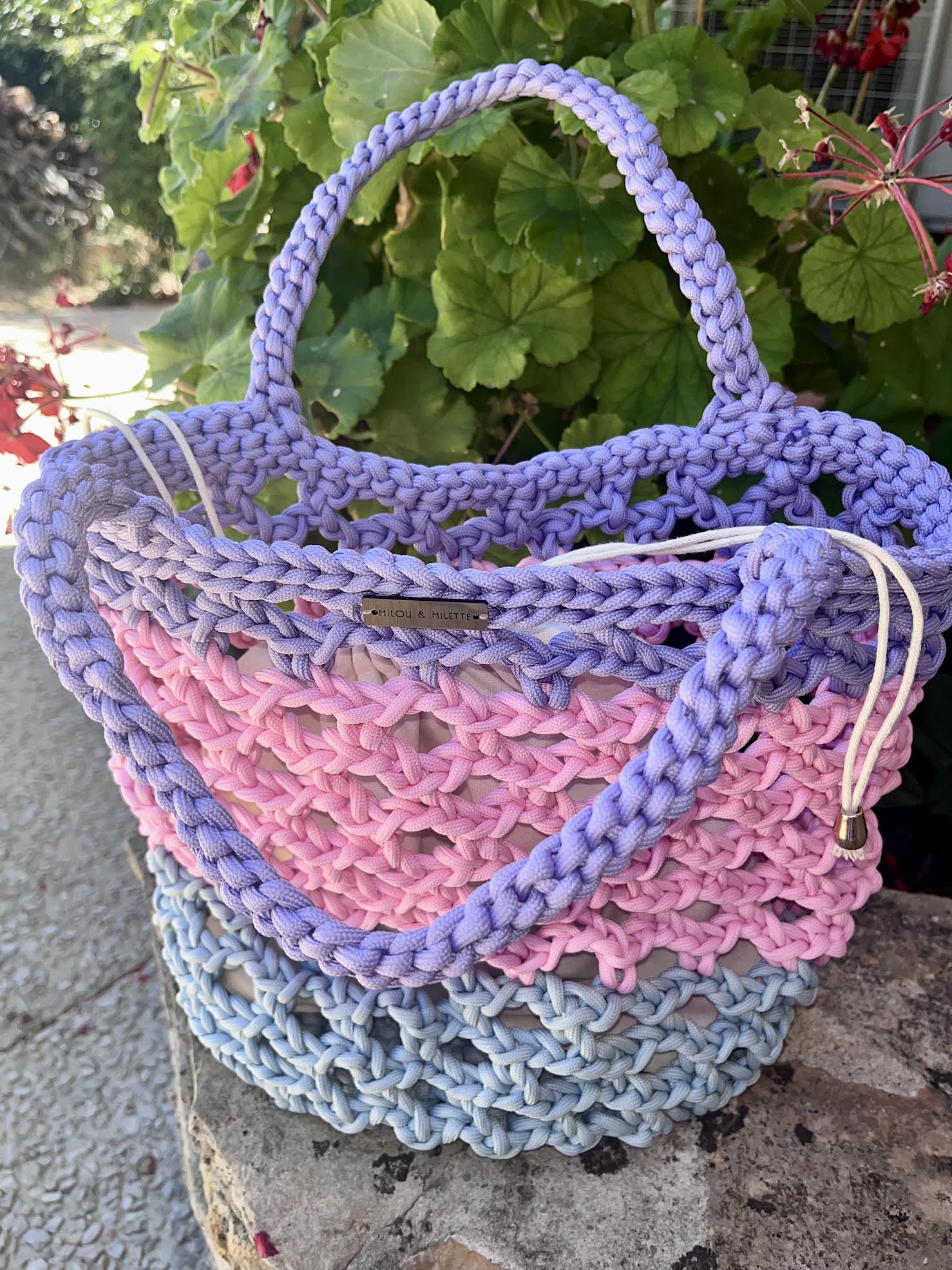 Sac au crochet fait main aux couleurs pastels lavande, rose et bleu azur. Pièce unique avec pochette intérieure. Fabrication artisanale française Milou & Milette
