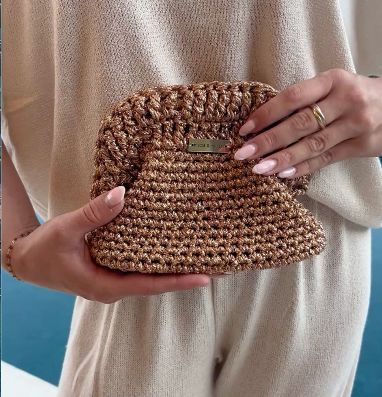 Sac au crochet bronze réalisé entièrement à la main. Une création artisanale française unique, élégante et lumineuse signée Milou & Milette