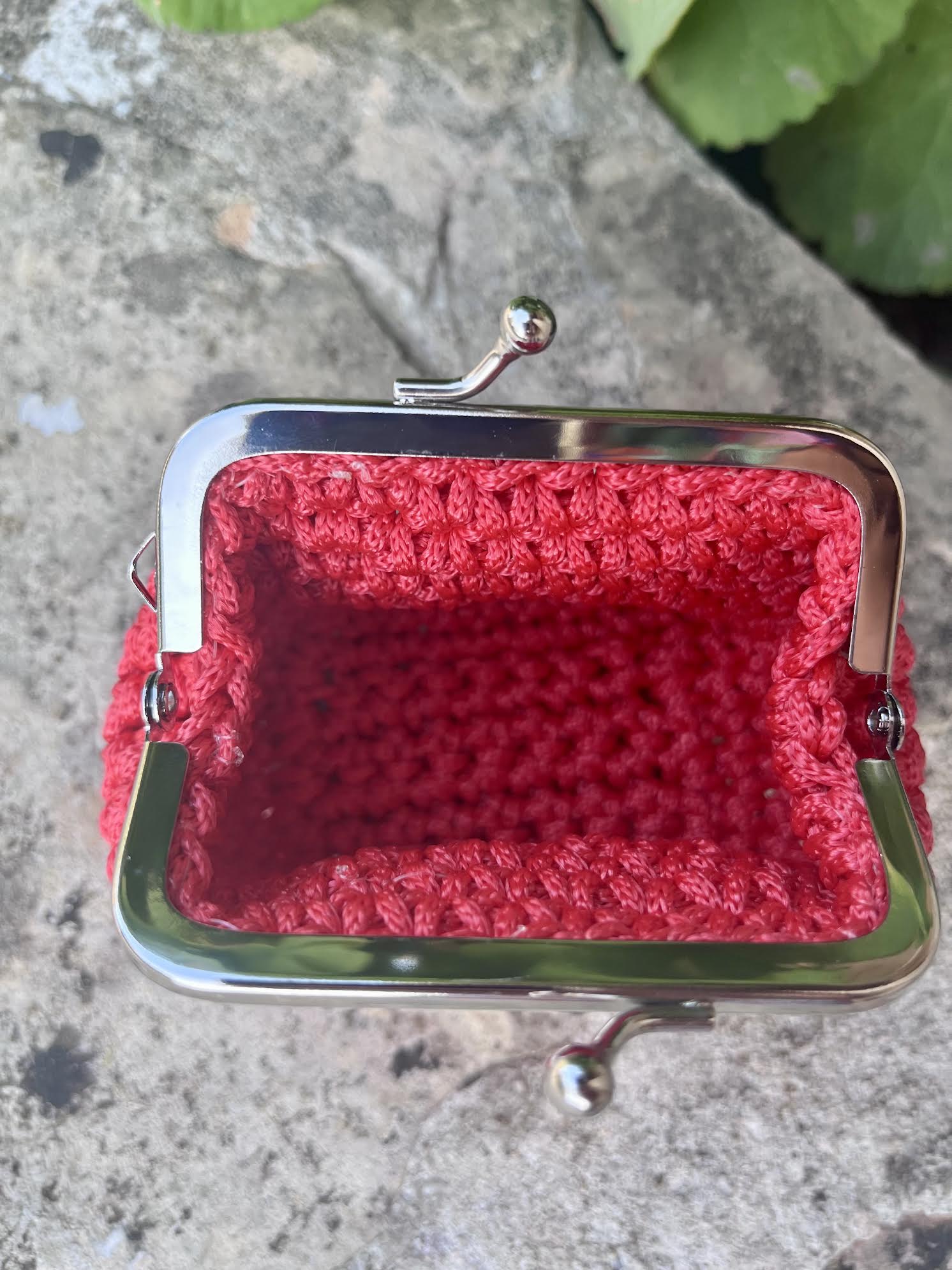 Porte monnaie au crochet - fait main- framboise- fermoir en métal - zoom sur l'intérieur
