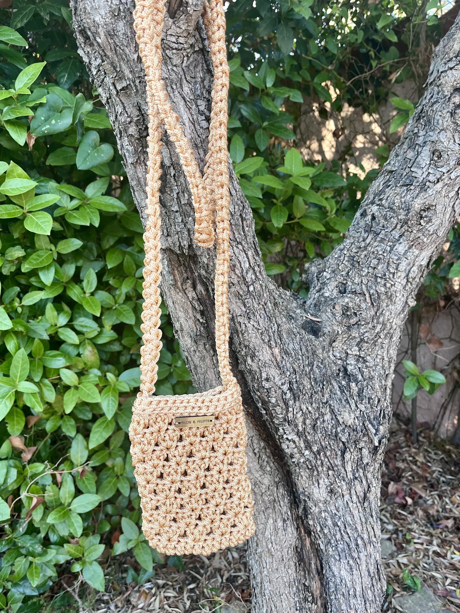 Pochette de téléphone crochetée à la main en Provence . Pièce unique. Milou & Milette
Longue bandoulière agréable à porter