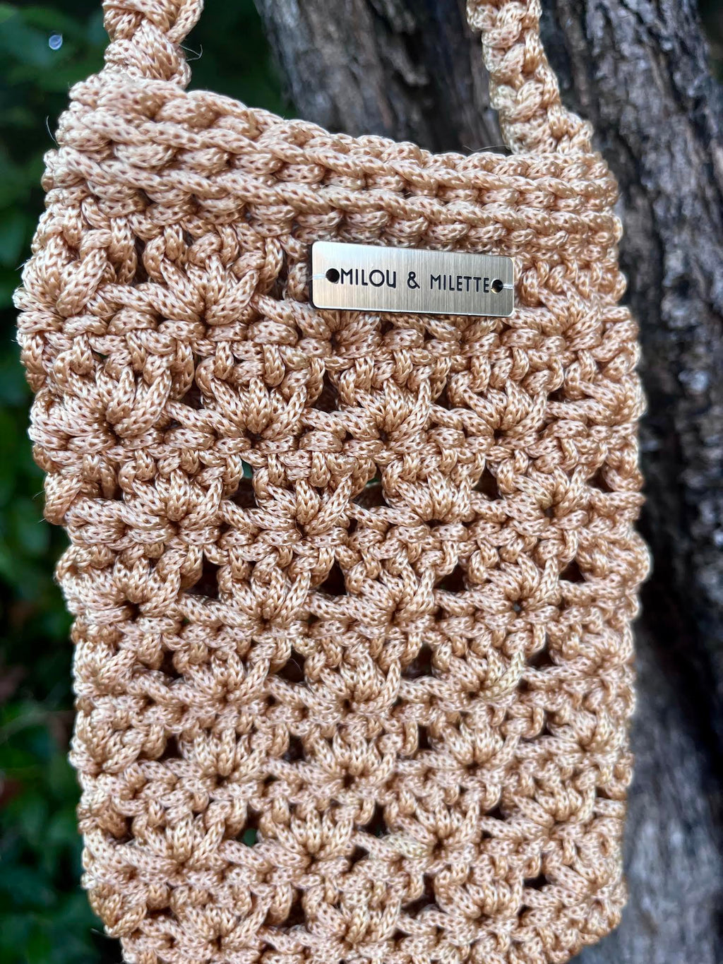 Pochette de téléphone crochetée à la main en Provence . Pièce unique. Milou & Milette
Zoom matière et étiquette