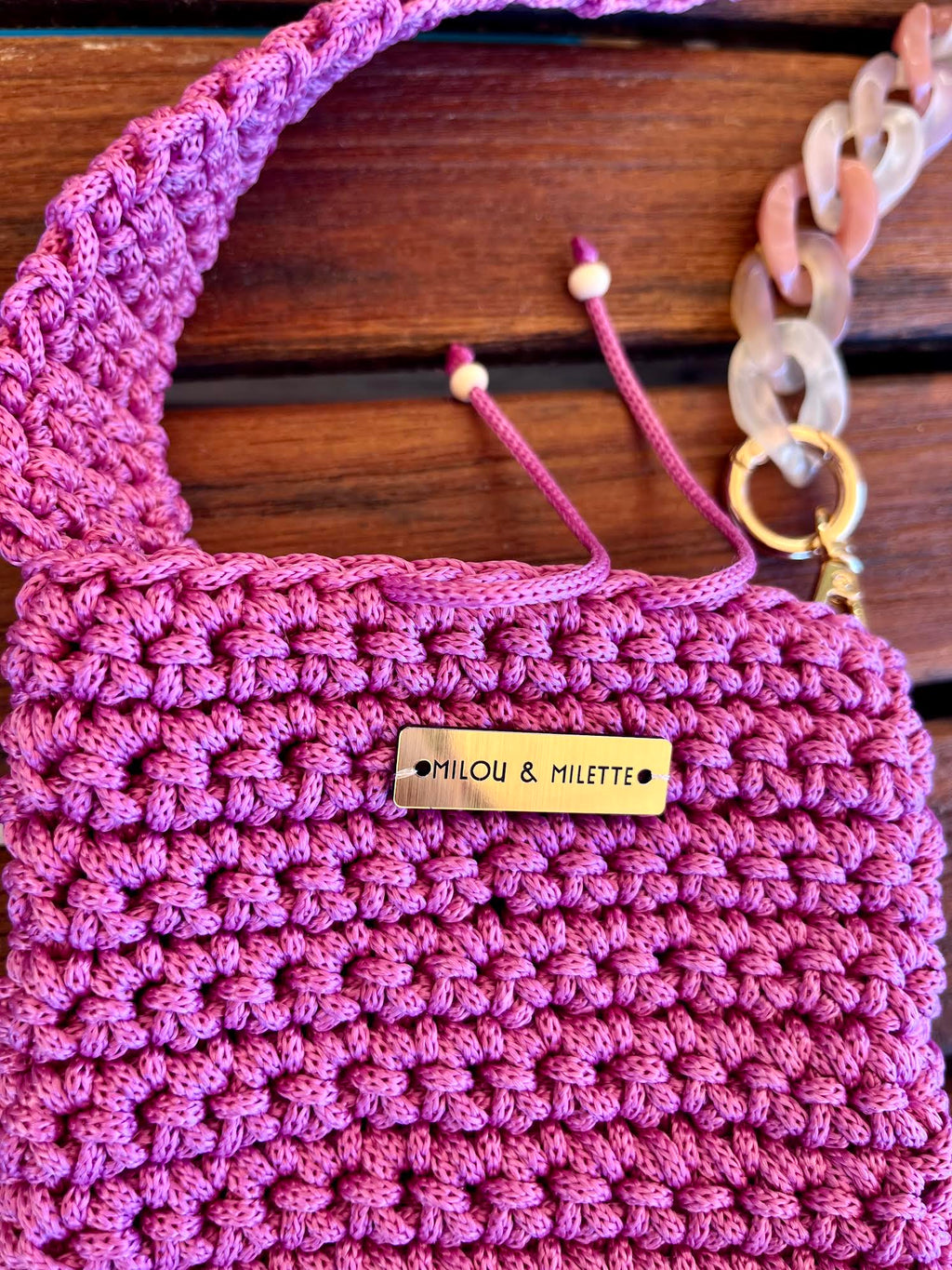 Zoom pochette téléphone mauve