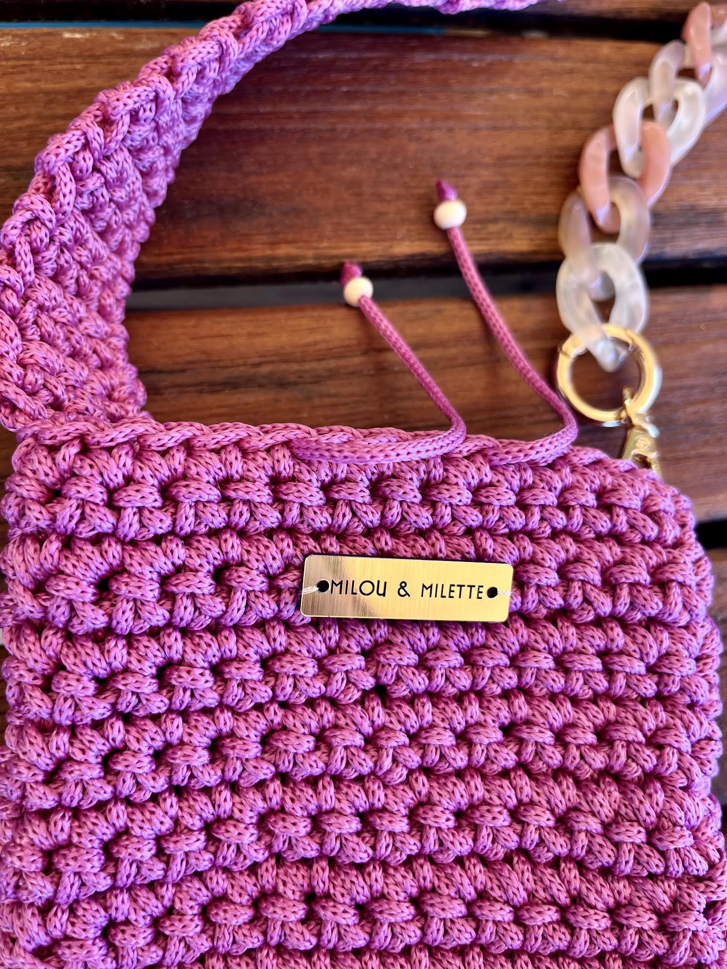 Zoom pochette téléphone mauve