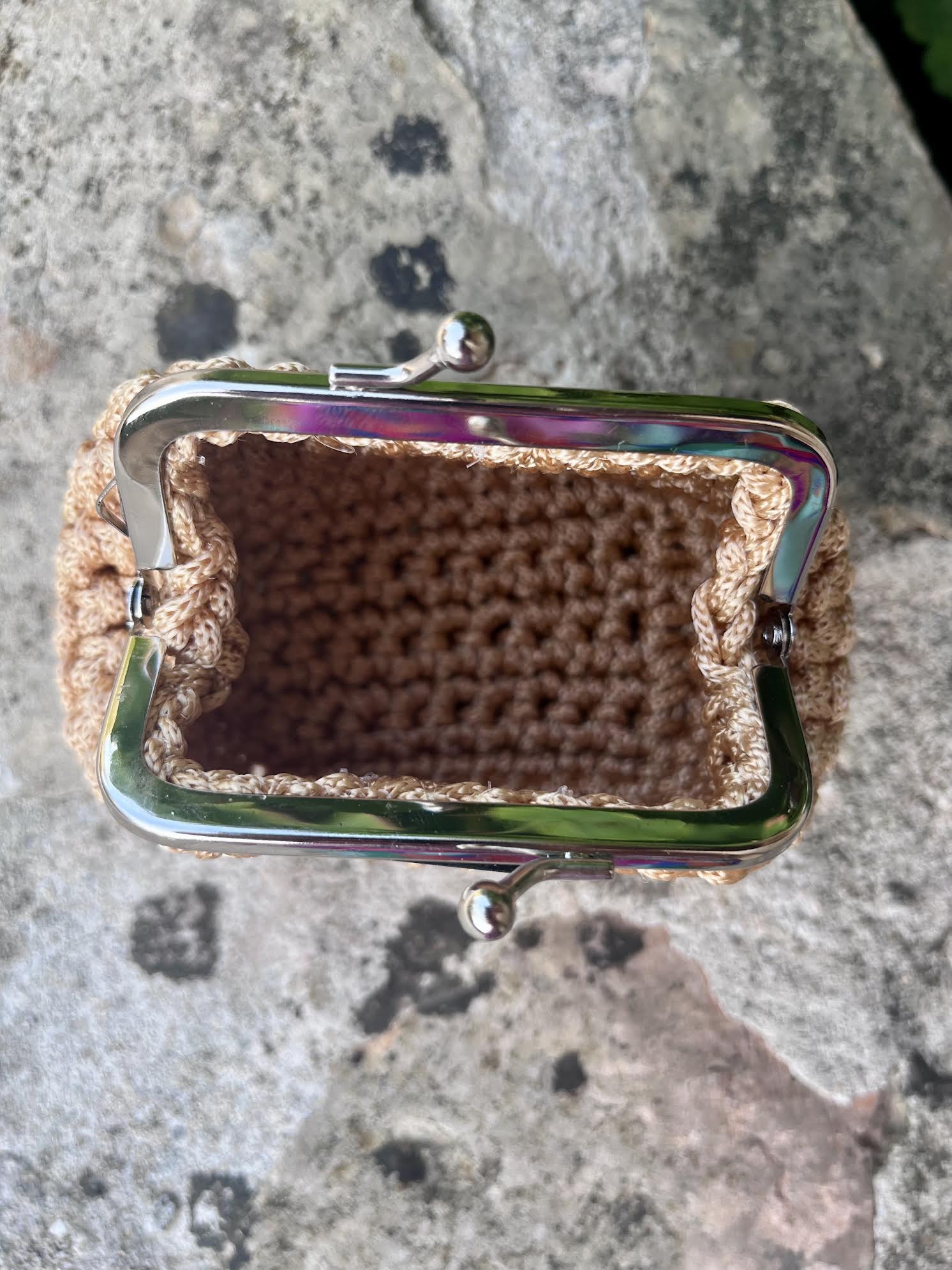 Porte monnaie crocheté entièrement à la main en Provence- Beige lumineux - Pièce unique - Milou & Milette- Zoom sur l'intérieur