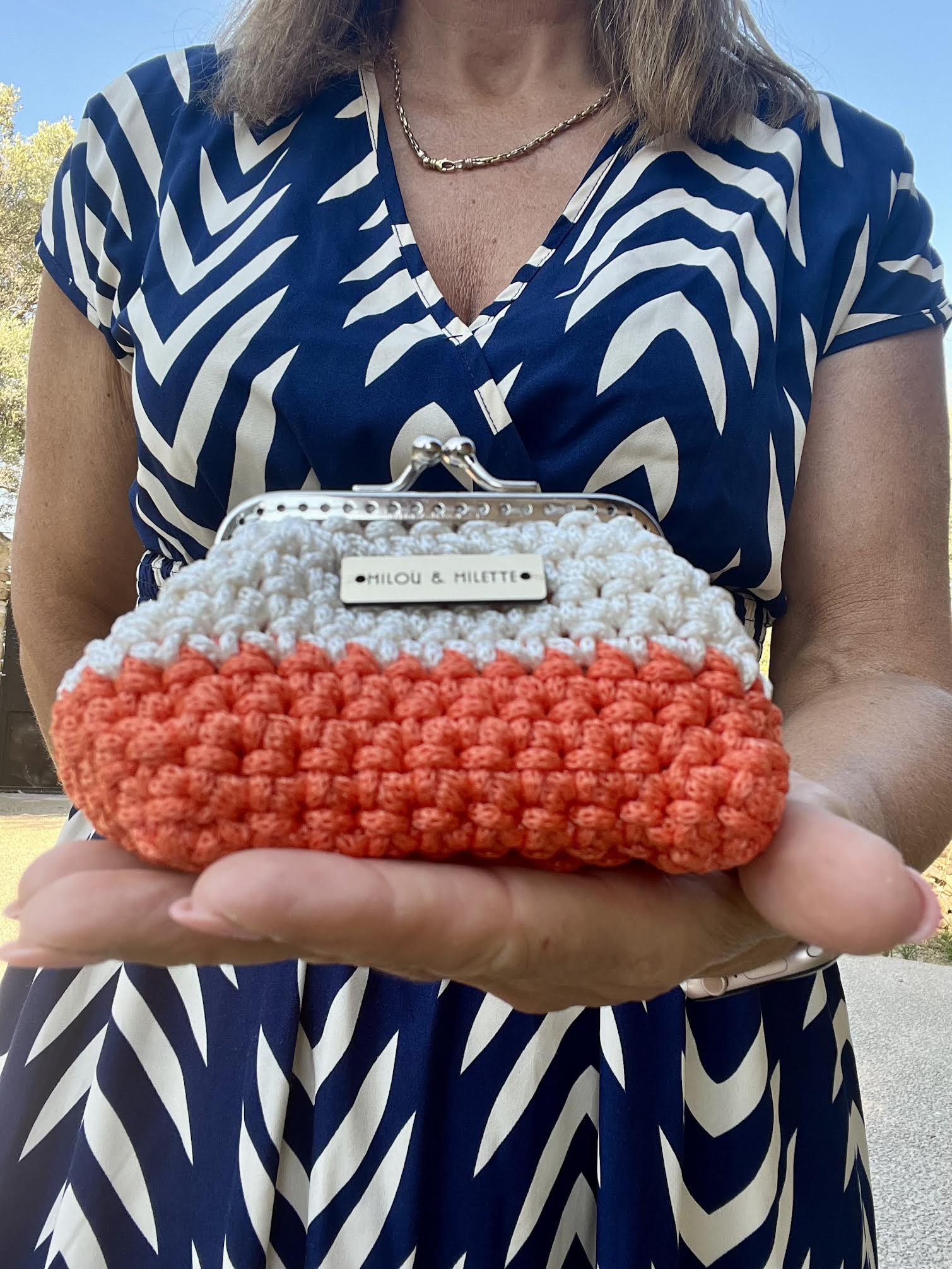 porte-monnaie au crochet corail et écru fait main avec fermoir rétro. Création artisanale unique Milou & Milette, élégante et pratique au quotidien- zoom face