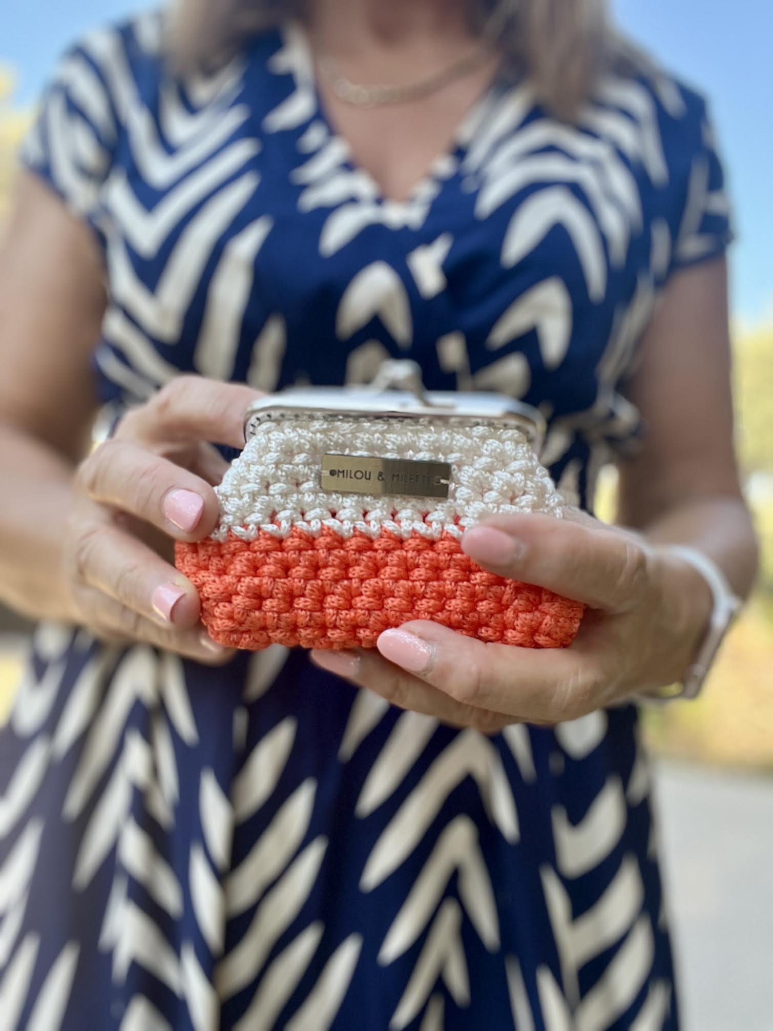 porte-monnaie au crochet corail et écru fait main avec fermoir rétro. Création artisanale unique Milou & Milette, élégante et pratique au quotidien