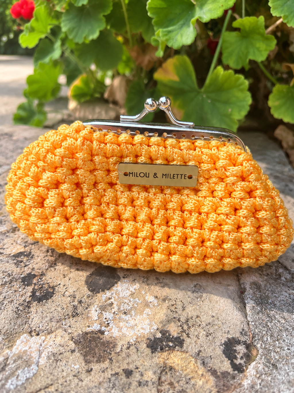 Porte monnaie jaune mandarine posé crocheté à la main en Provence