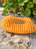 Porte monnaie jaune mandarine posé crocheté à la main en Provence