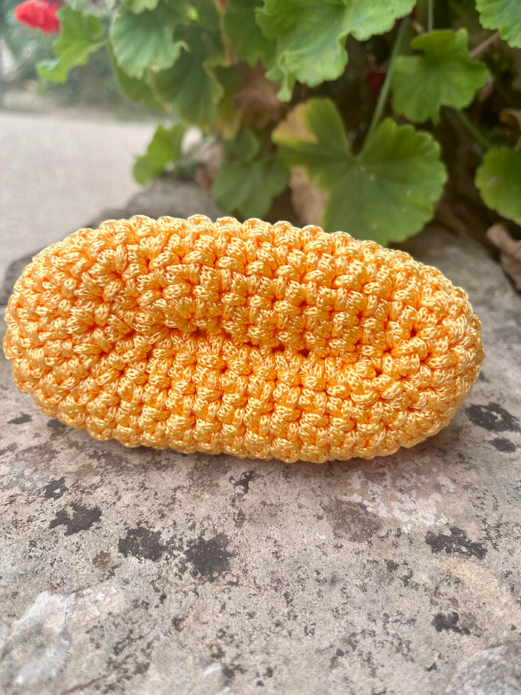 Porte monnaie jaune mandarine posé crocheté à la main en Provence vue de dessous