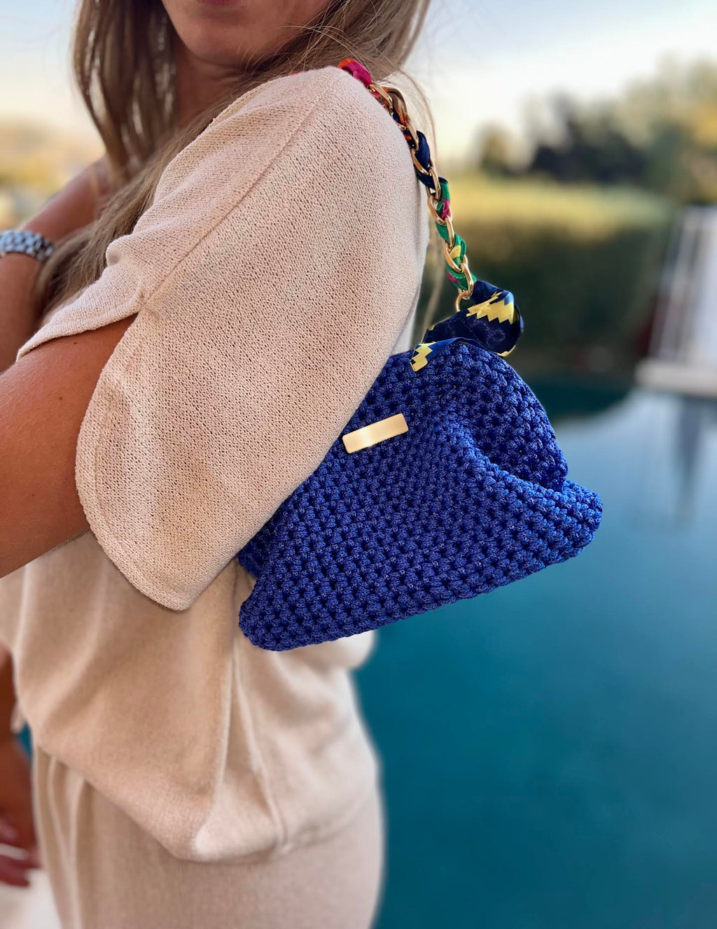 Sac au crochet inspiré des eaux de la Méditerranée, le Riviera Bleu Électrique 