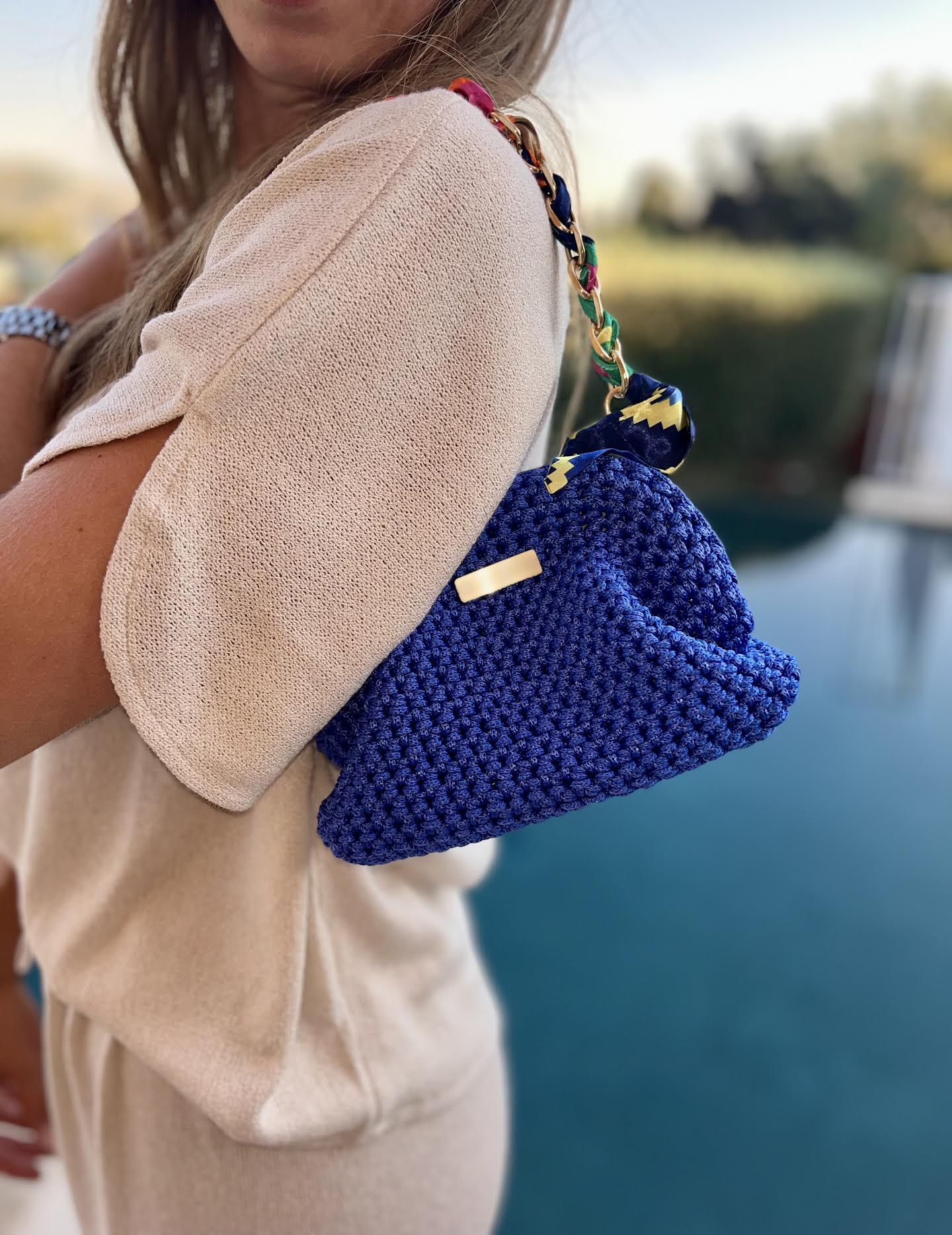 Sac au crochet inspiré des eaux de la Méditerranée, le Riviera Bleu Électrique 