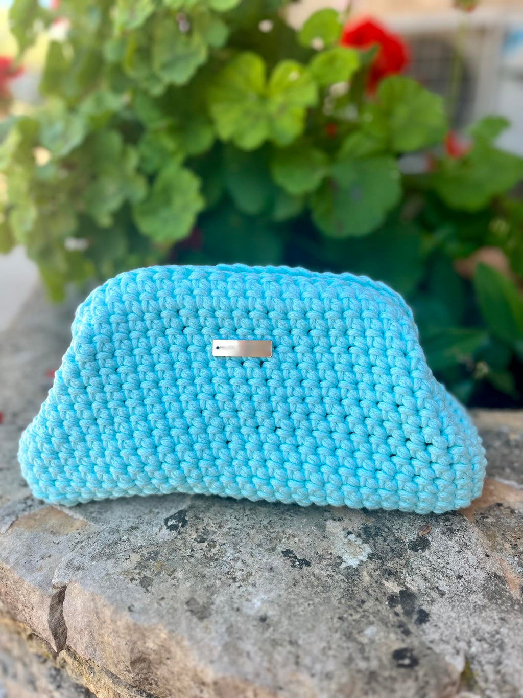 Sac bleu glacier au crochet réalisé à la main par Milou & Milette. Création artisanale unique inspirée de la Méditérranée au toucher doux