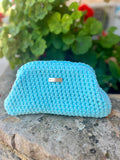 Sac bleu glacier au crochet réalisé à la main par Milou & Milette. Création artisanale unique inspirée de la Méditérranée au toucher doux