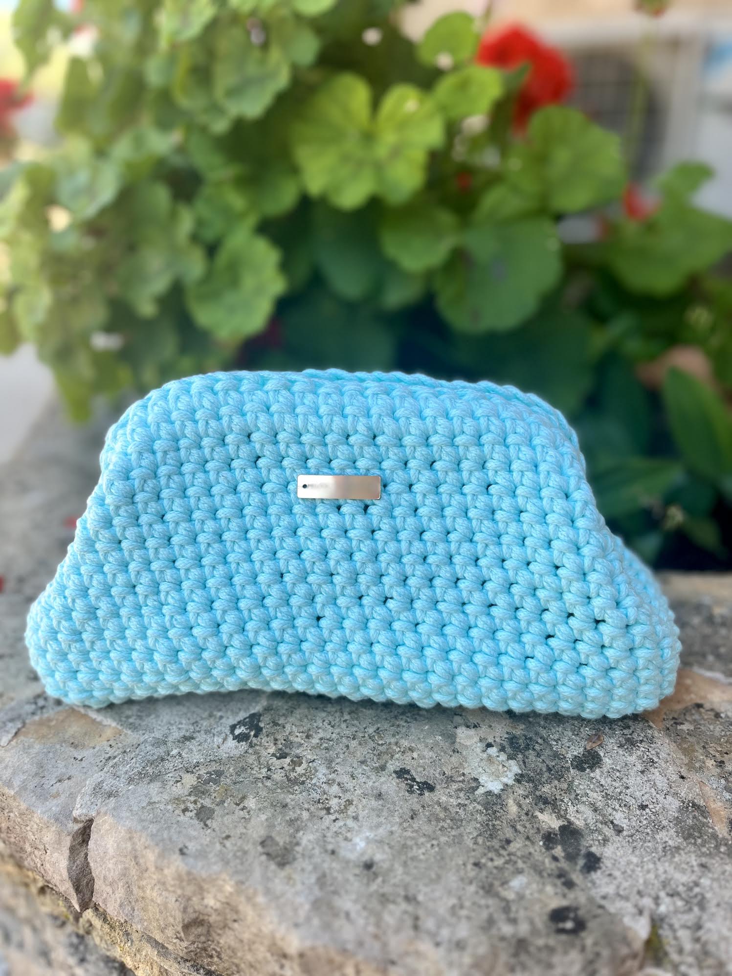 Sac bleu glacier au crochet réalisé à la main par Milou & Milette. Création artisanale unique inspirée de la Méditérranée au toucher doux