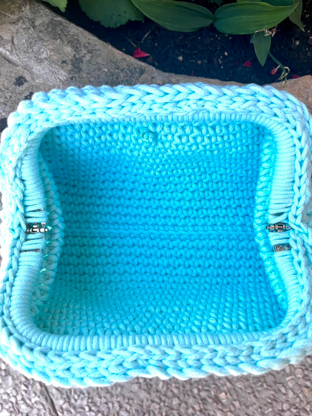 Sac bleu glacier au crochet réalisé à la main par Milou & Milette. Création artisanale unique inspirée de la Méditérranée au toucher doux