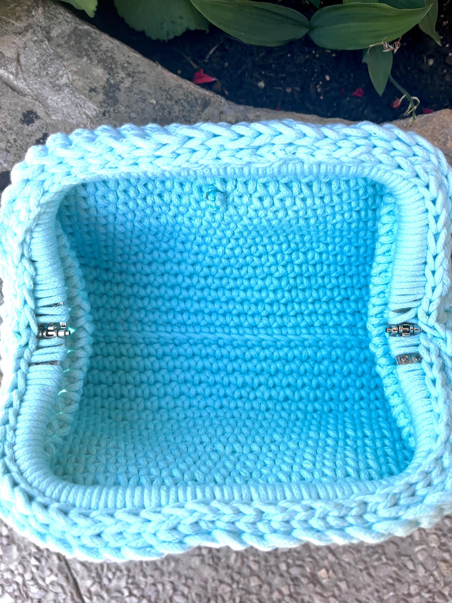 Sac bleu glacier au crochet réalisé à la main par Milou & Milette. Création artisanale unique inspirée de la Méditérranée au toucher doux