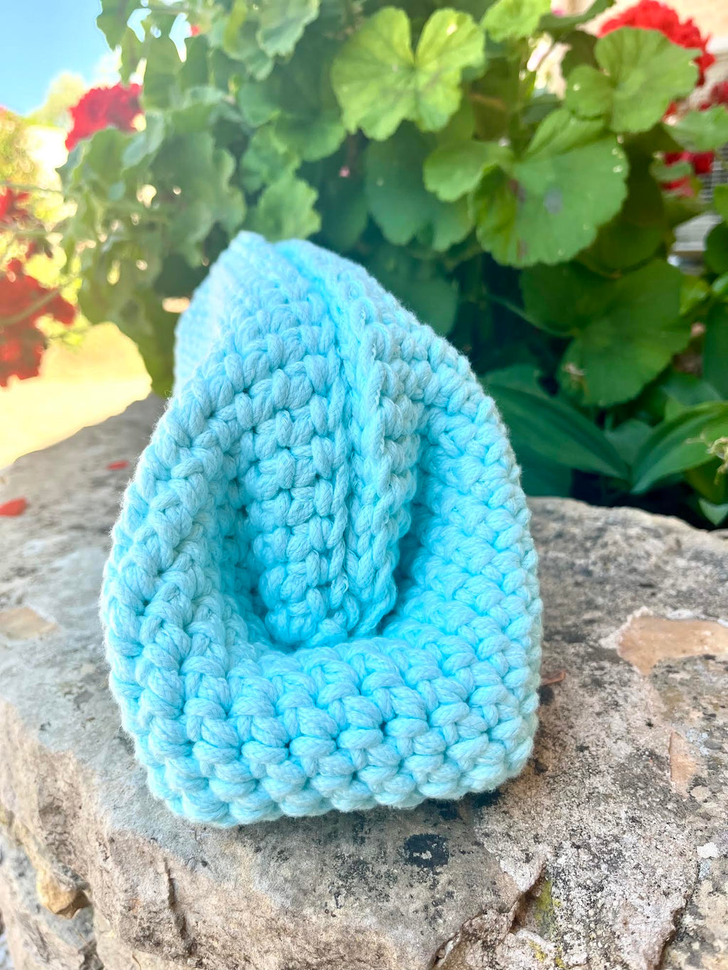 Sac bleu glacier au crochet réalisé à la main par Milou & Milette. Création artisanale unique inspirée de la Méditérranée au toucher doux