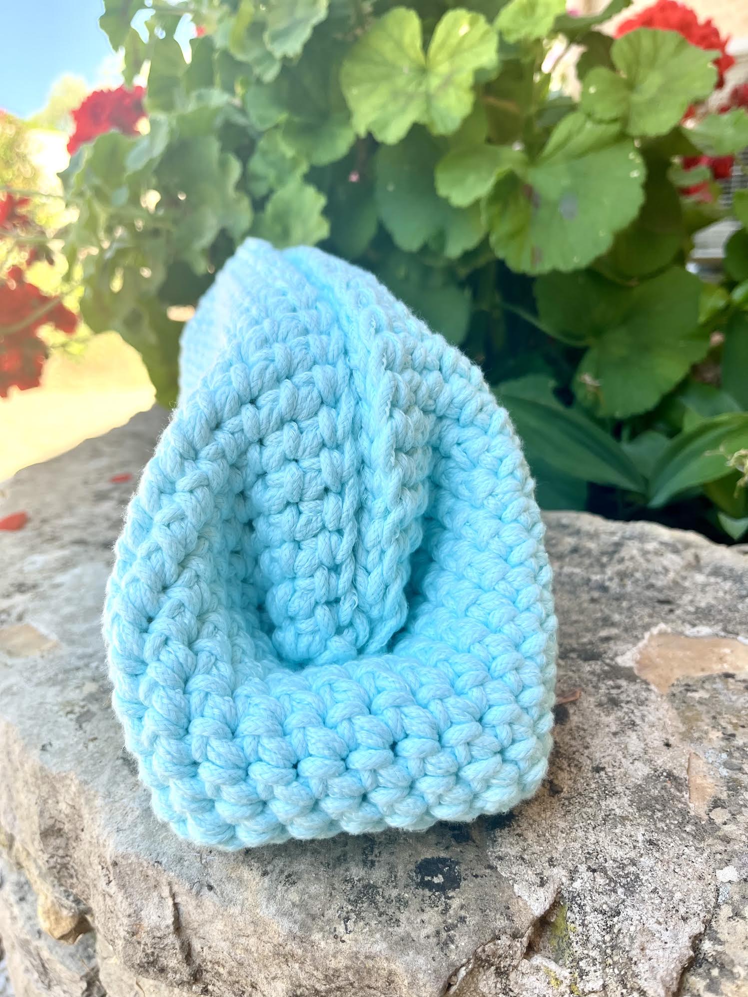 Sac bleu glacier au crochet réalisé à la main par Milou & Milette. Création artisanale unique inspirée de la Méditérranée au toucher doux