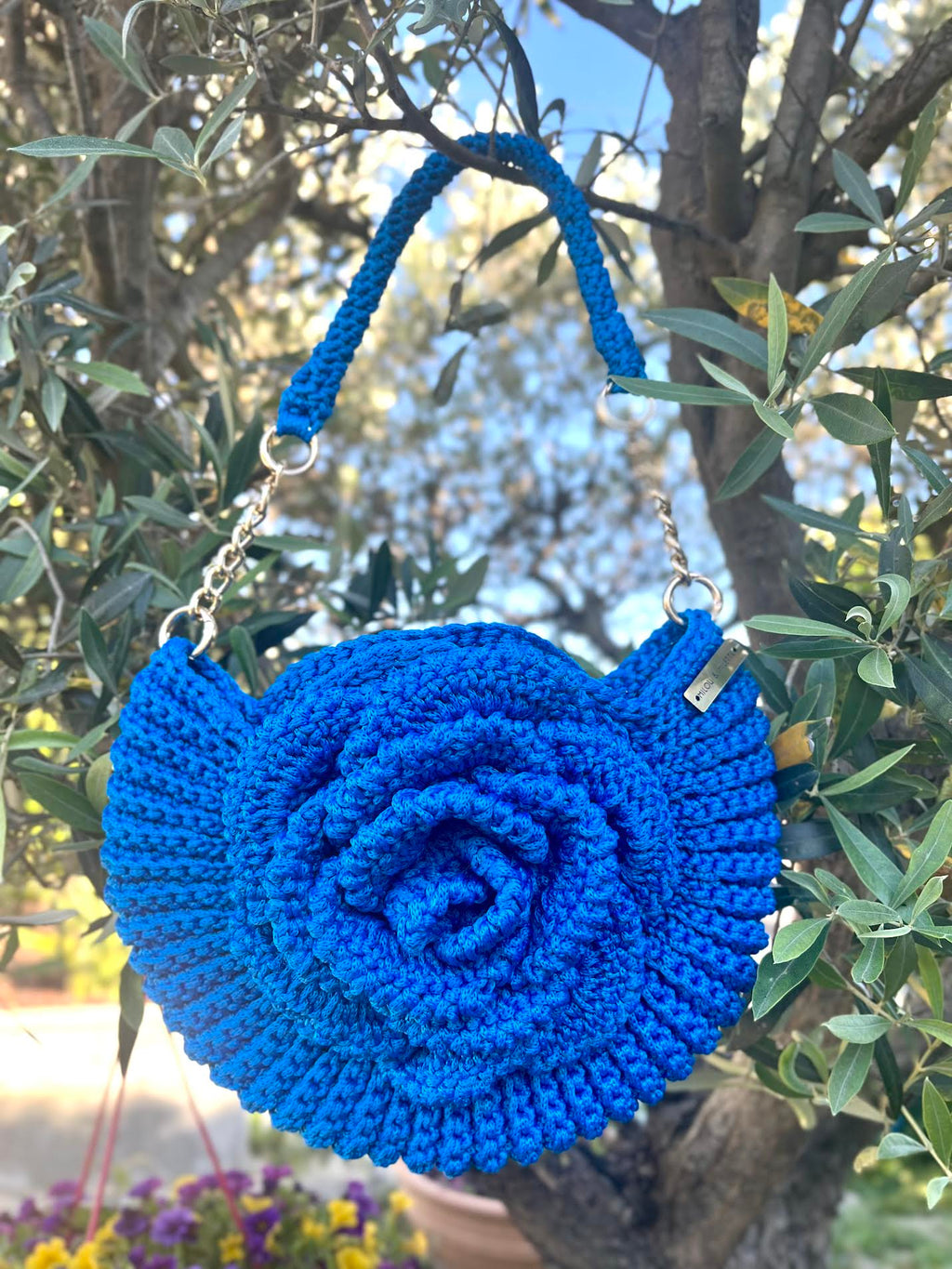Sac fleur bleu crochet fait main par Milou & Milette, création artisanale unique style méditerranéen