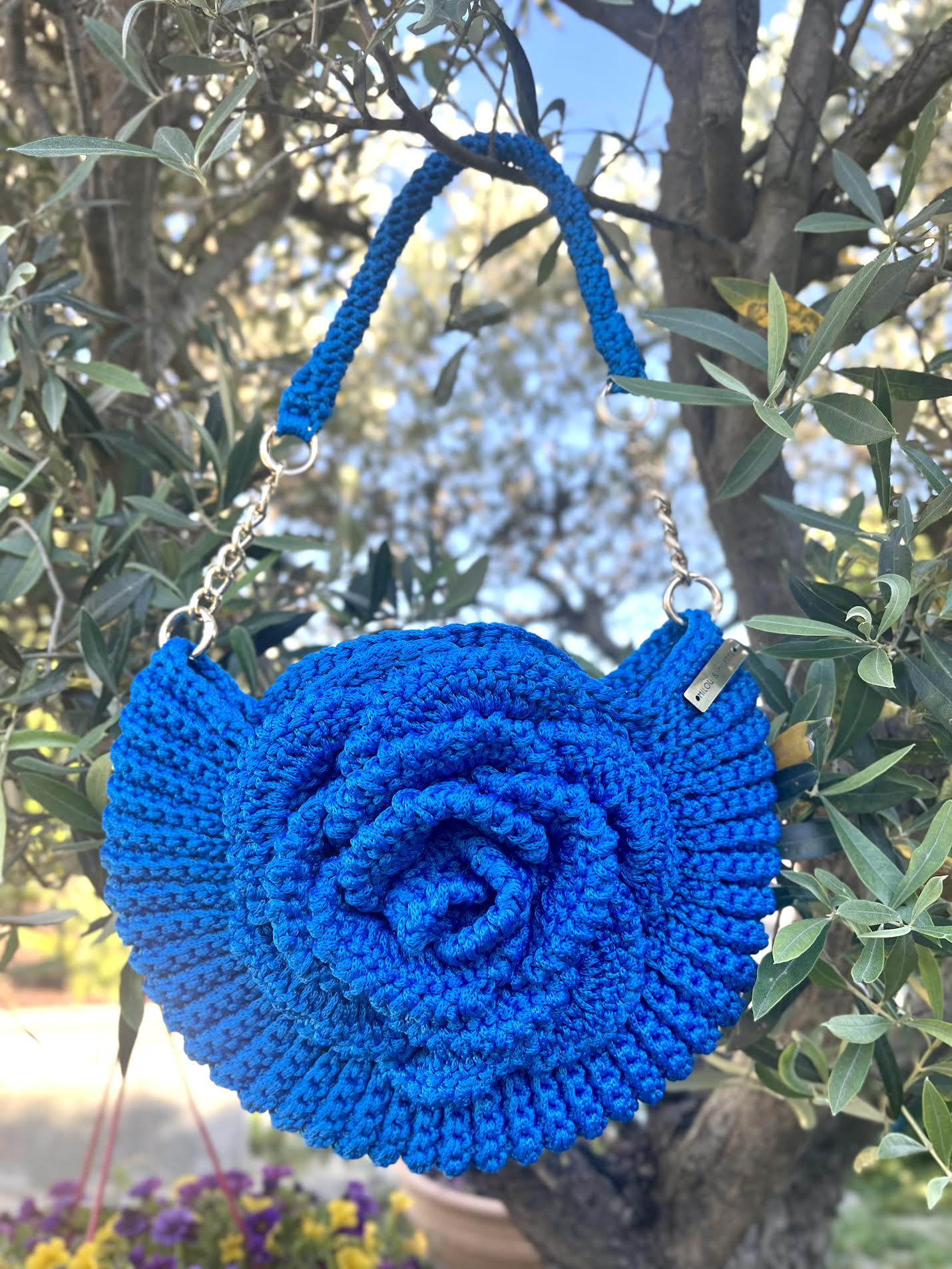 Sac fleur bleu crochet fait main par Milou & Milette, création artisanale unique style méditerranéen