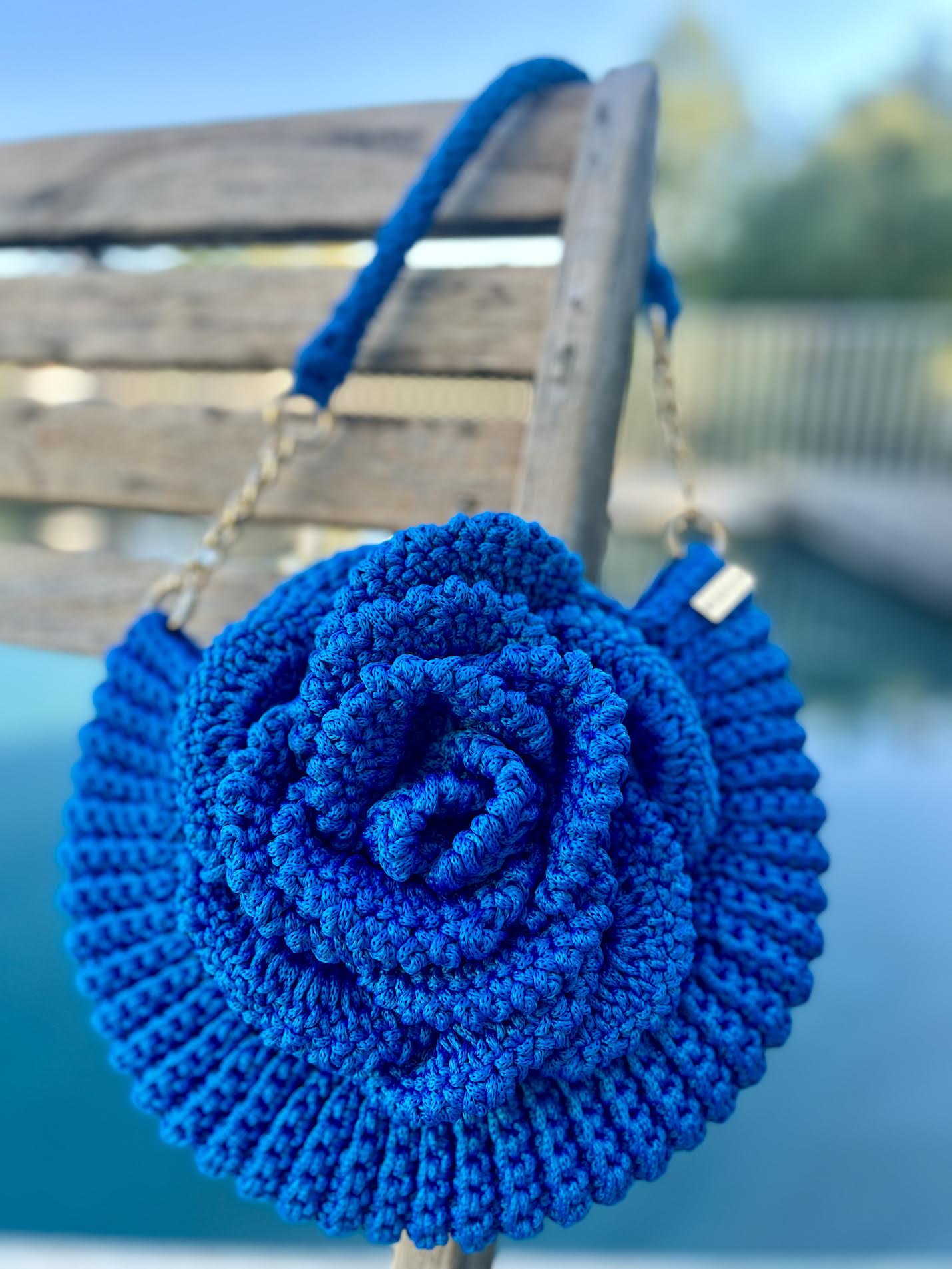 Sac fleur, bleu électrique ,au crochet fabrication artisanale fait main, création unique Milou & Milette Provence Méditerranée, léger