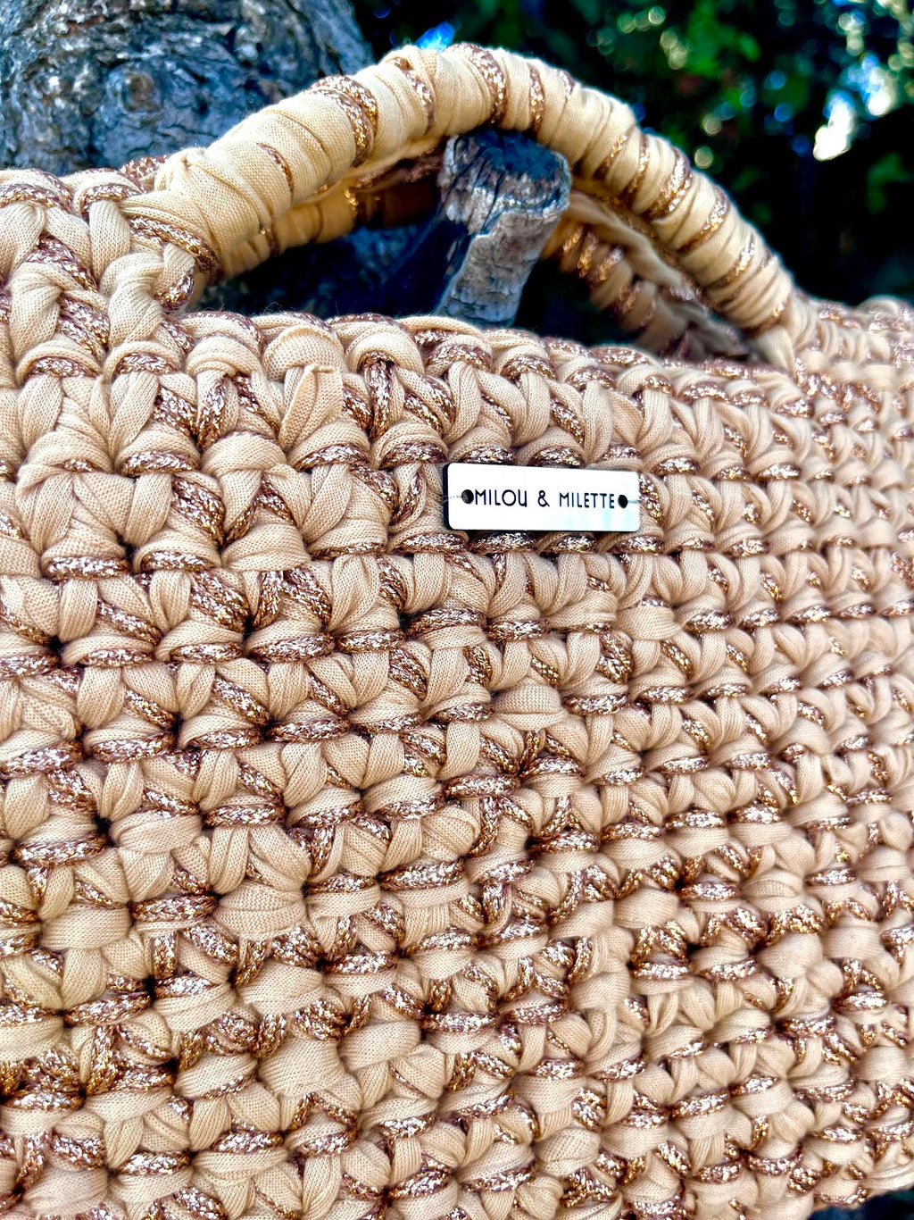 Sac au crochet sable et or avec poignées et franges. Elégants et féminin
Zoom sur les mailles