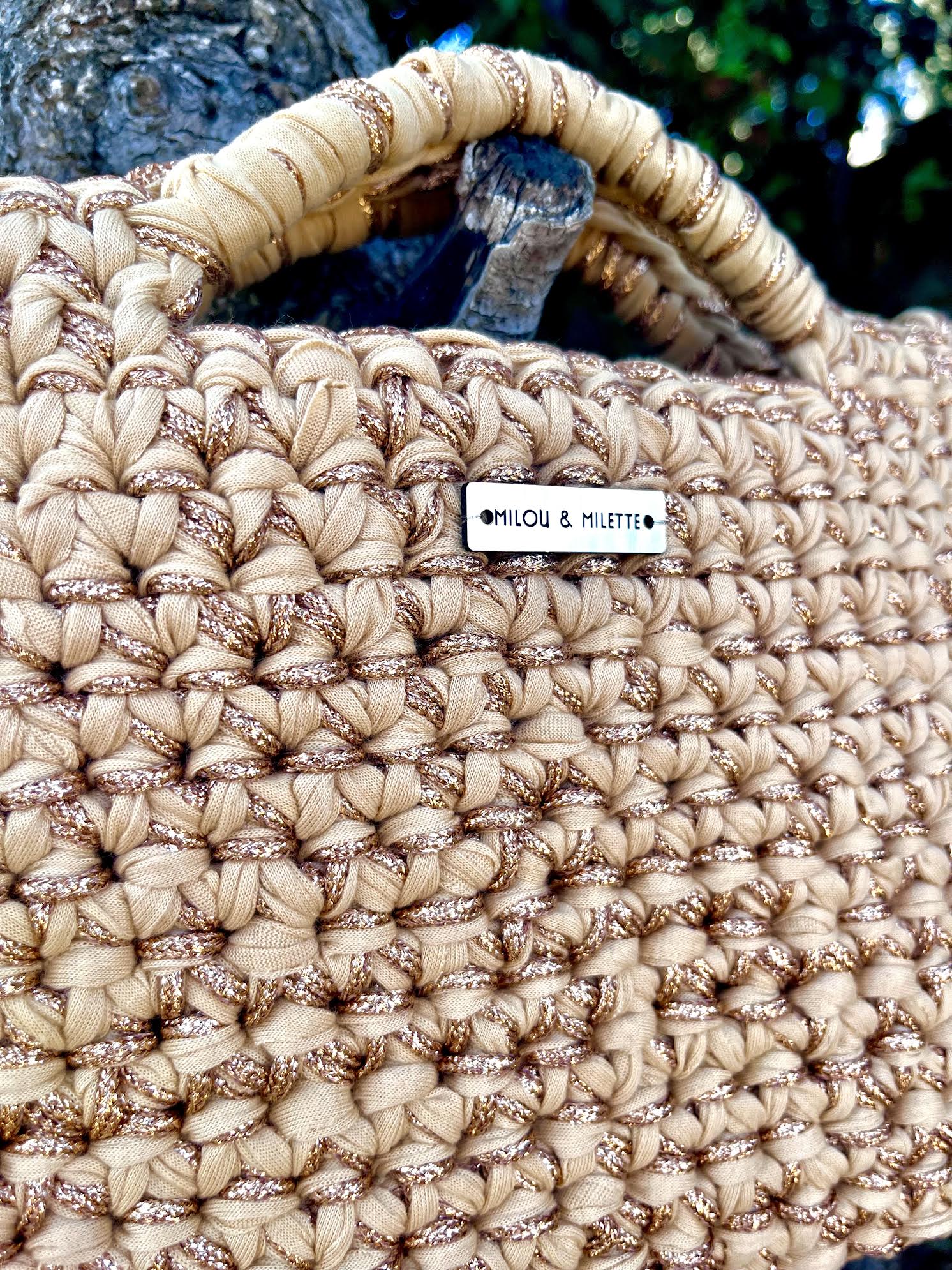 Sac au crochet sable et or avec poignées et franges. Elégants et féminin
Zoom sur les mailles