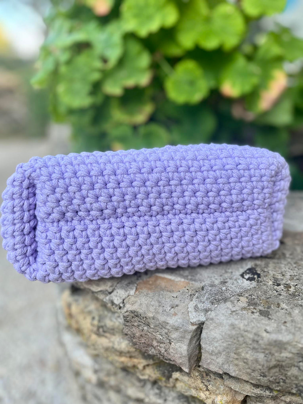 Sac Parme avec poignées intégrées entièrement crocheté à la main- Milou & Milette
zoom dessous du sac