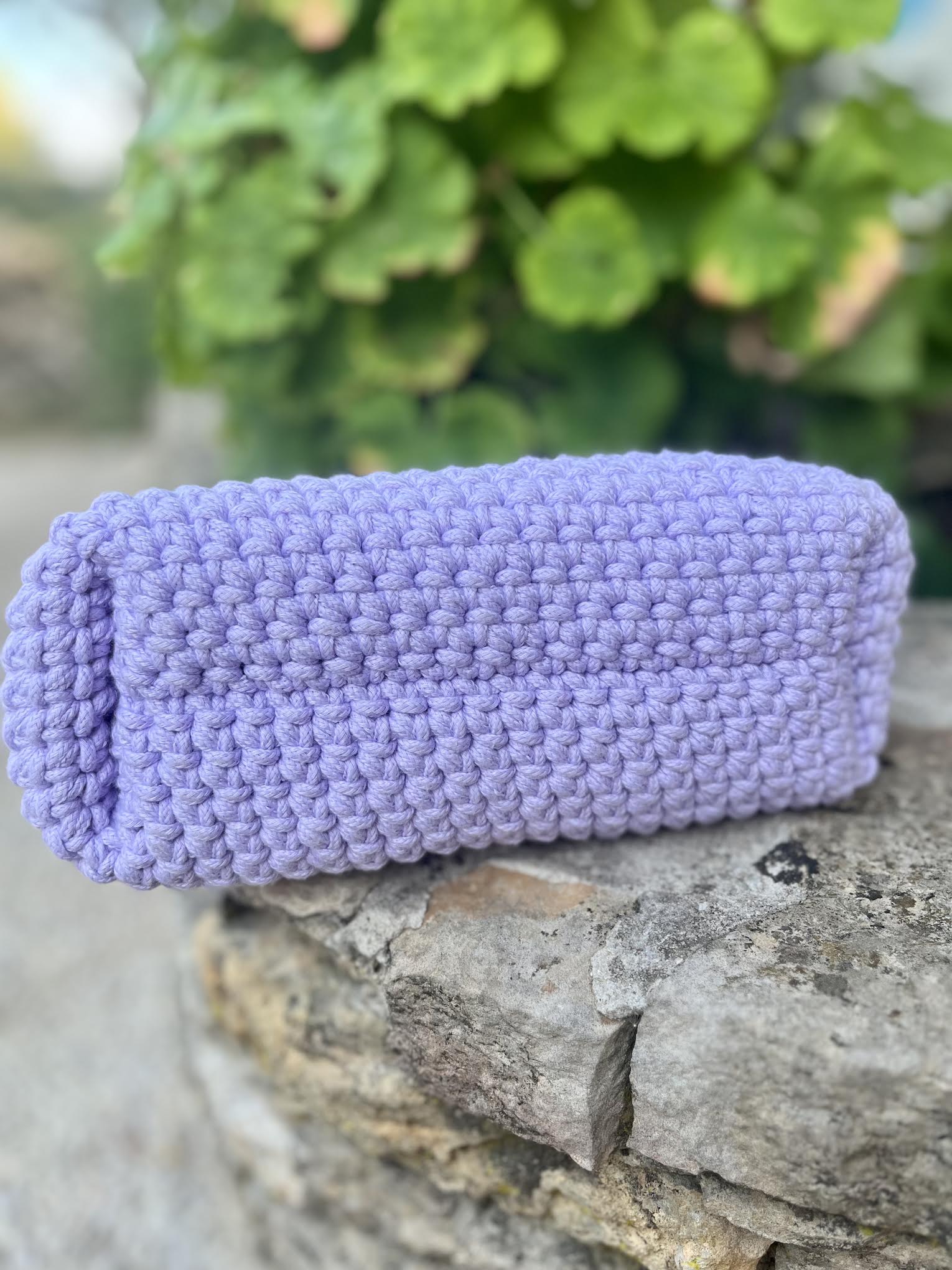 Sac Parme avec poignées intégrées entièrement crocheté à la main- Milou & Milette
zoom dessous du sac