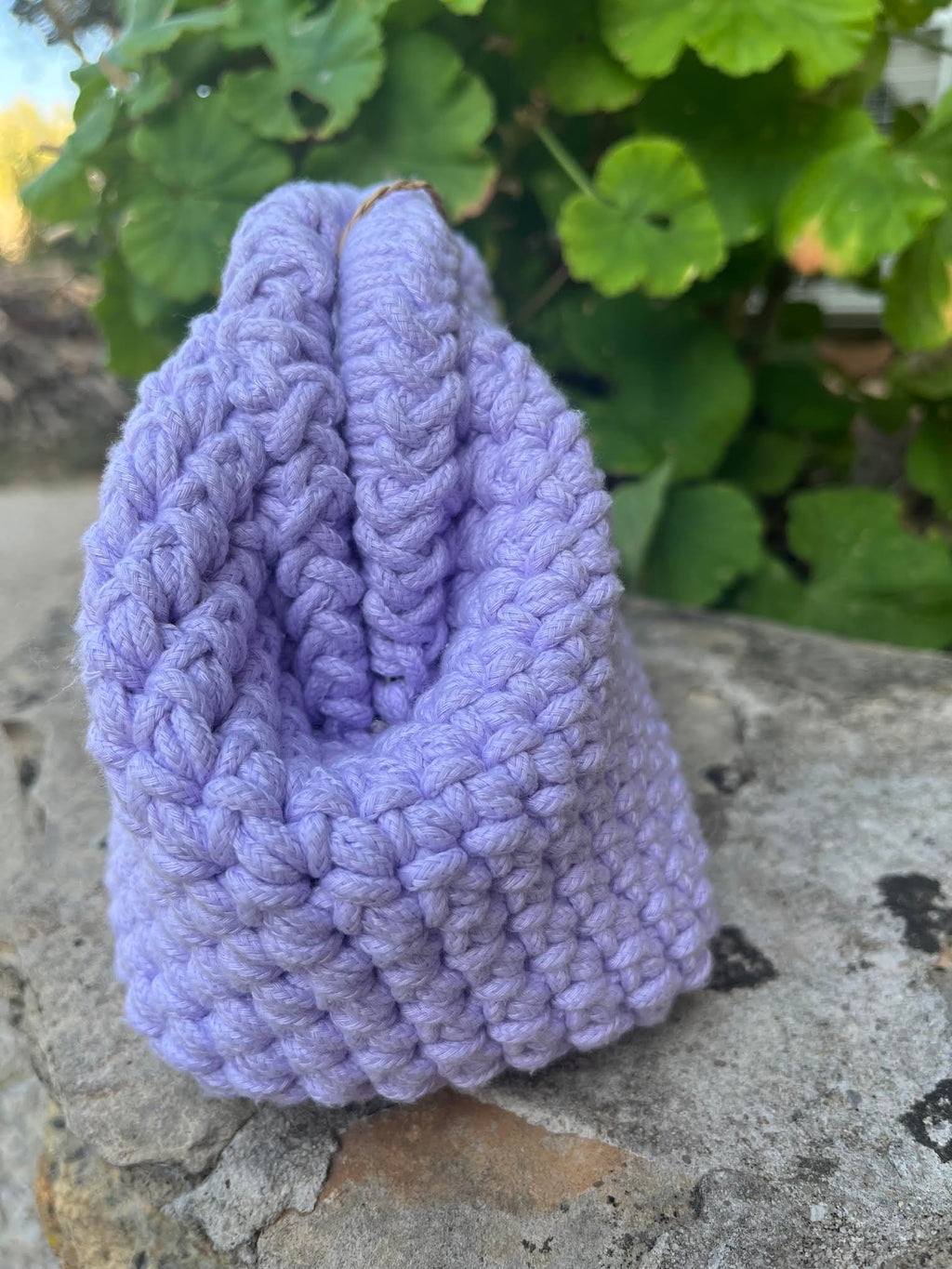 Sac Parme avec poignées intégrées entièrement crocheté à la main- Milou & Milette
De profil