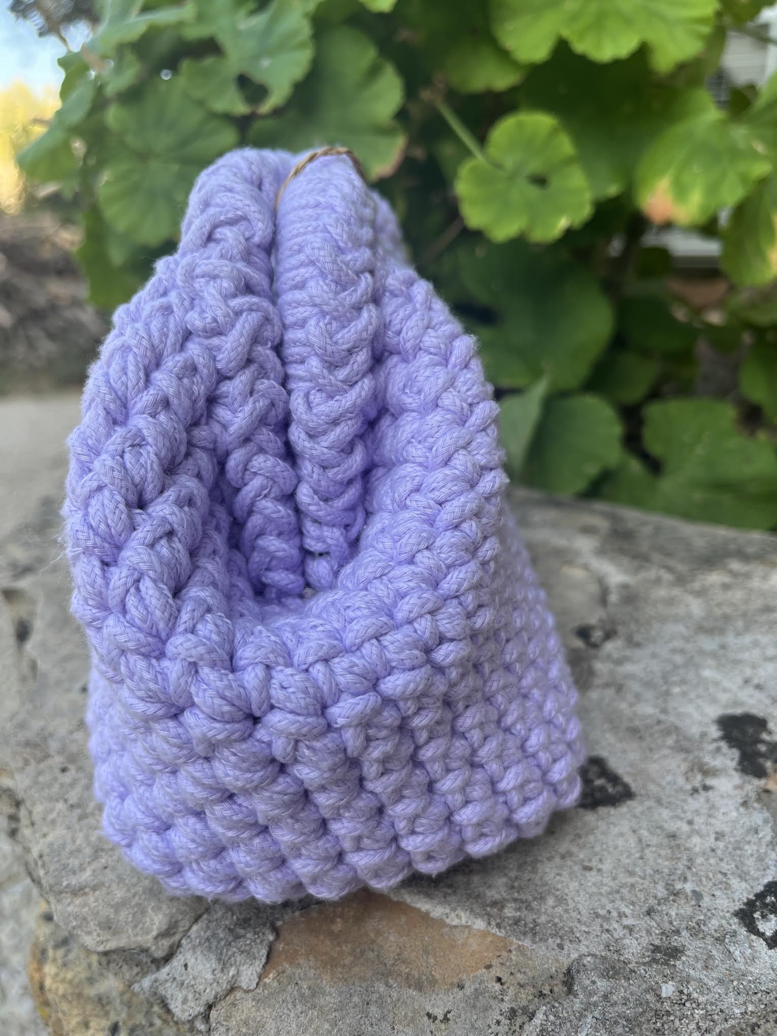 Sac Parme avec poignées intégrées entièrement crocheté à la main- Milou & Milette
De profil