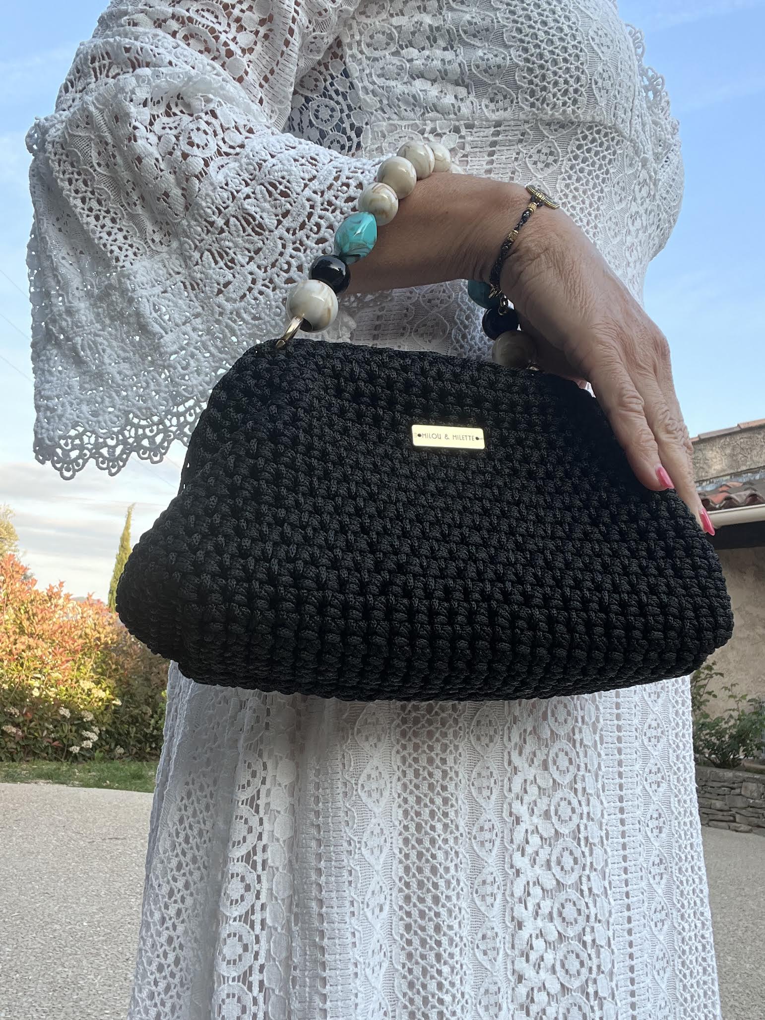 Sac crochet noir fait main avec anse perles bleues et blanches - Riviera M Milou & Milette 