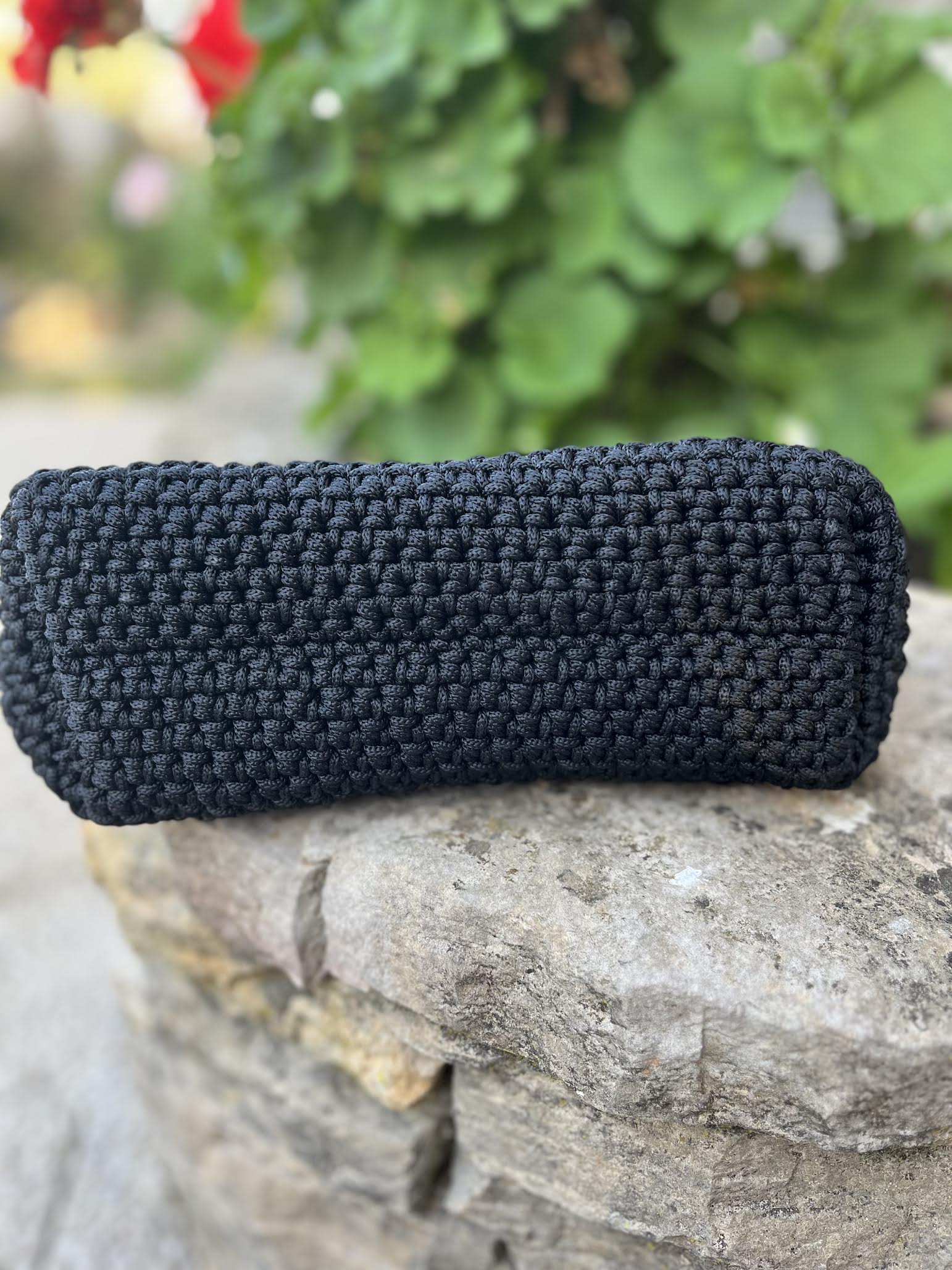 Sac crochet noir fait main avec anse perles bleues et blanches - Riviera M Milou & Milette 