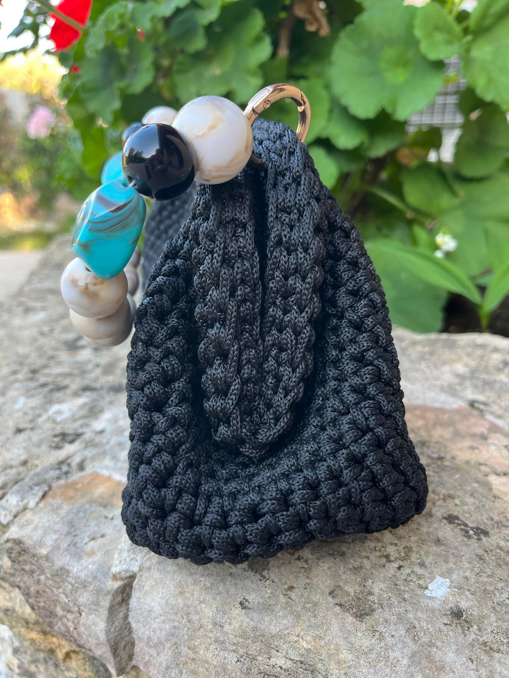Sac crochet noir fait main avec anse perles bleues et blanches - Riviera M Milou & Milette 