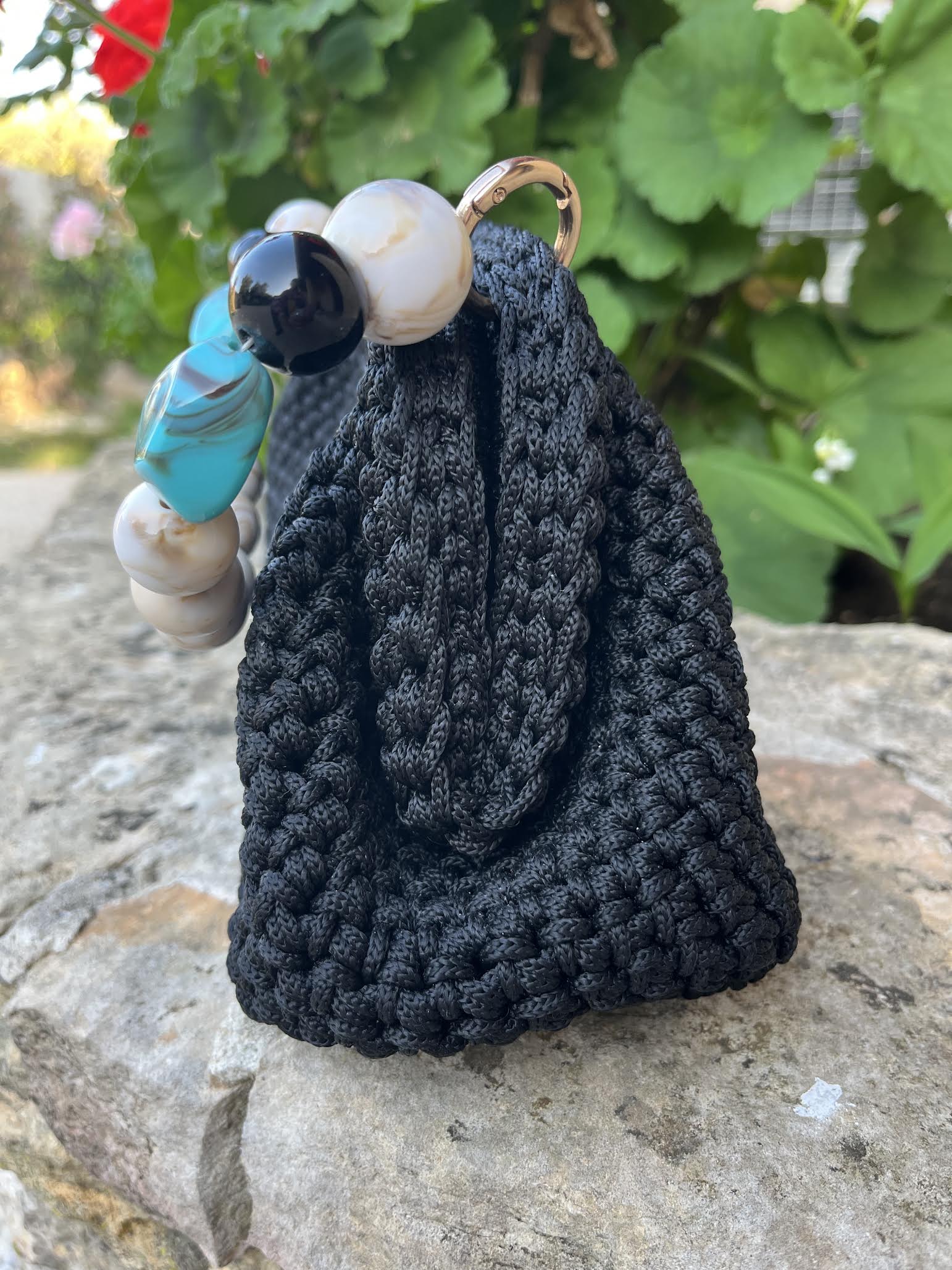 Sac crochet noir fait main avec anse perles bleues et blanches - Riviera M Milou & Milette 