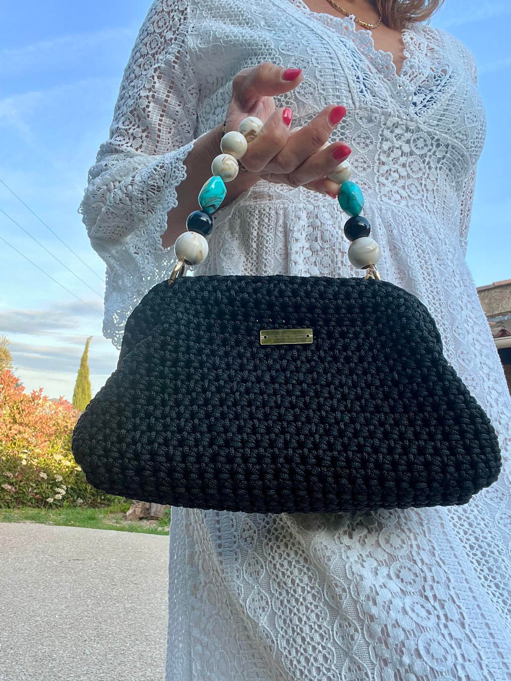Sac crochet noir fait main avec anse perles bleues et blanches - Riviera M Milou & Milette 