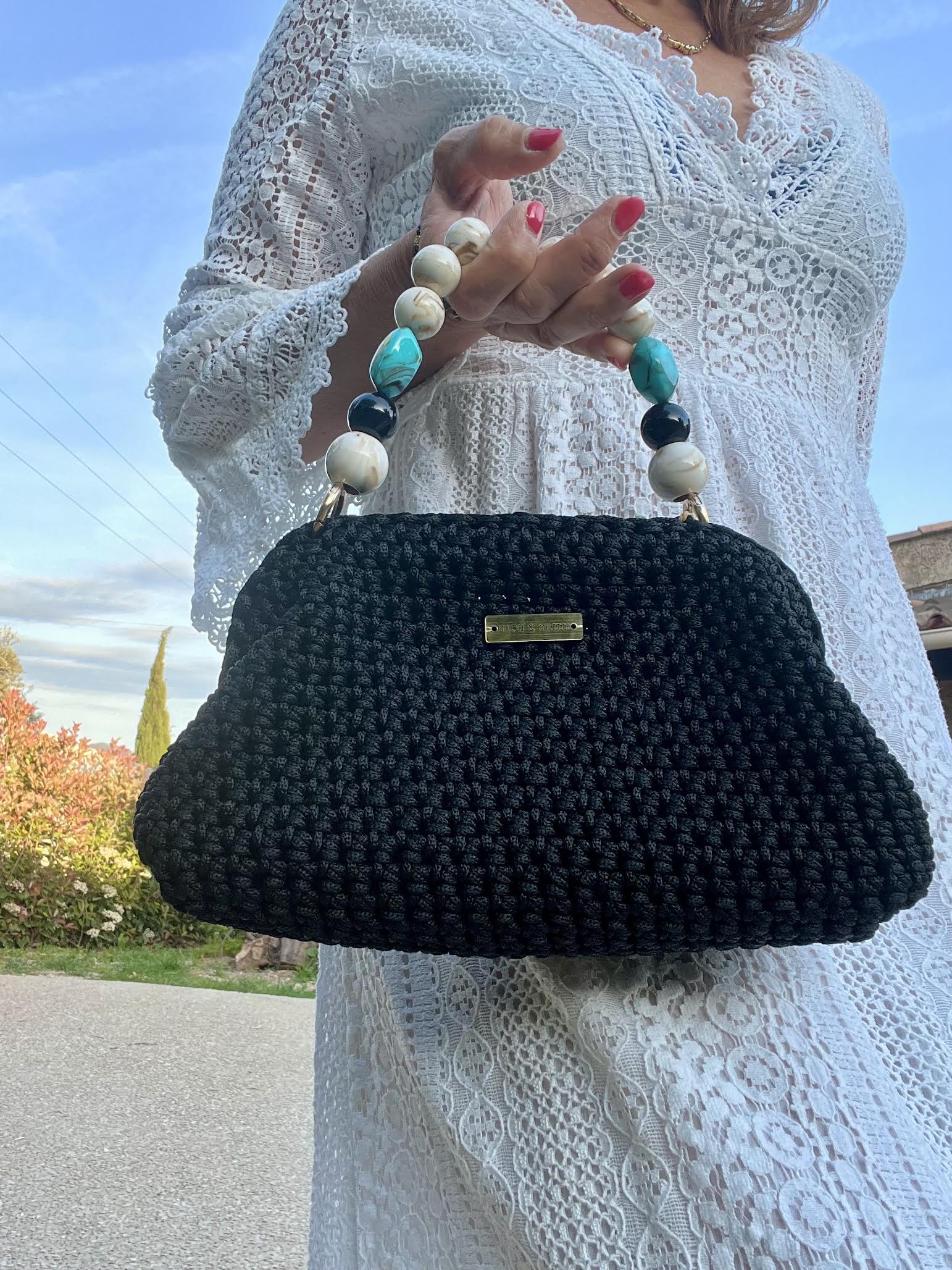 Sac crochet noir fait main avec anse perles bleues et blanches - Riviera M Milou & Milette 
