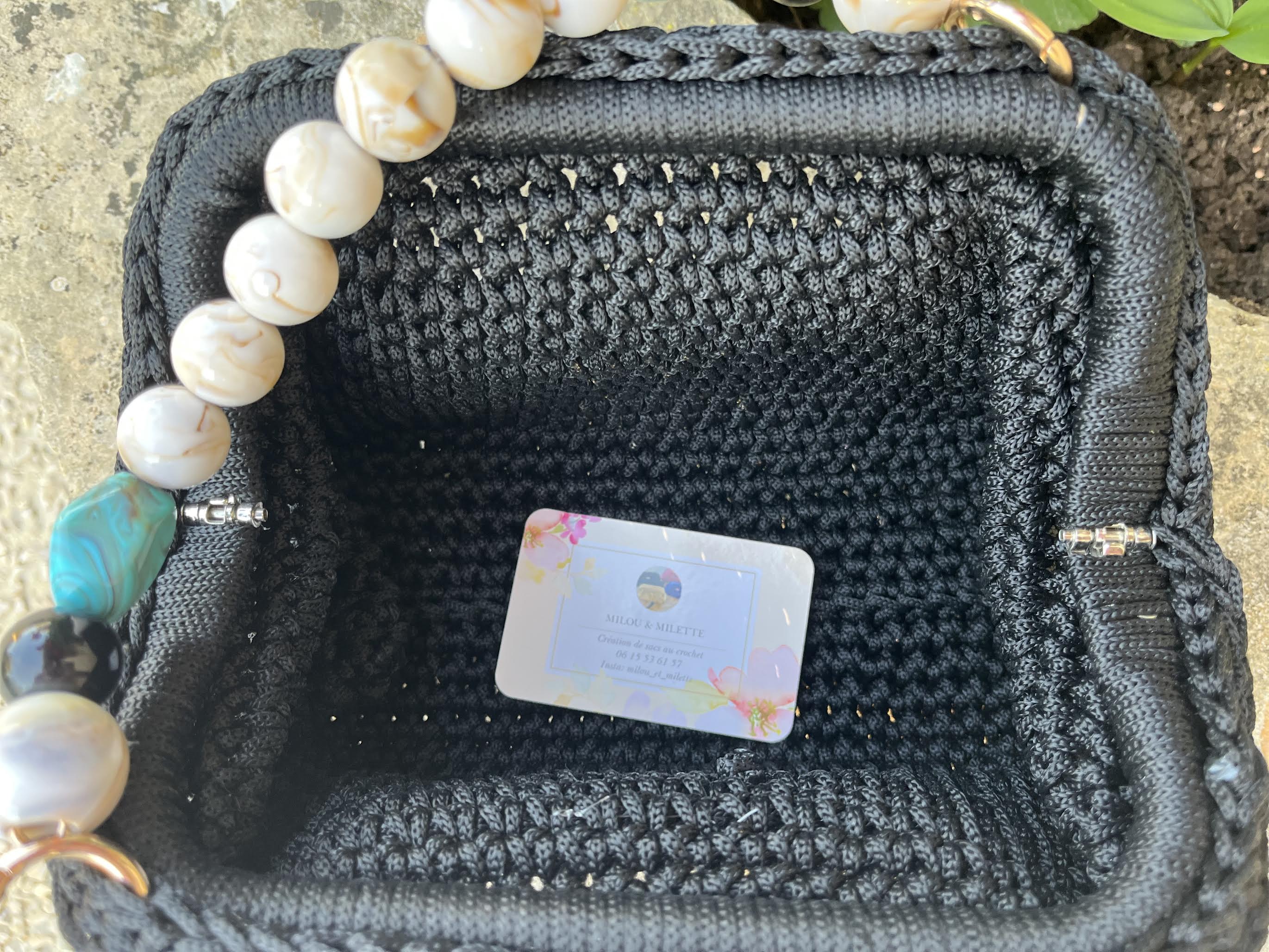 Sac crochet noir fait main avec anse perles bleues et blanches - Riviera M Milou & Milette 
