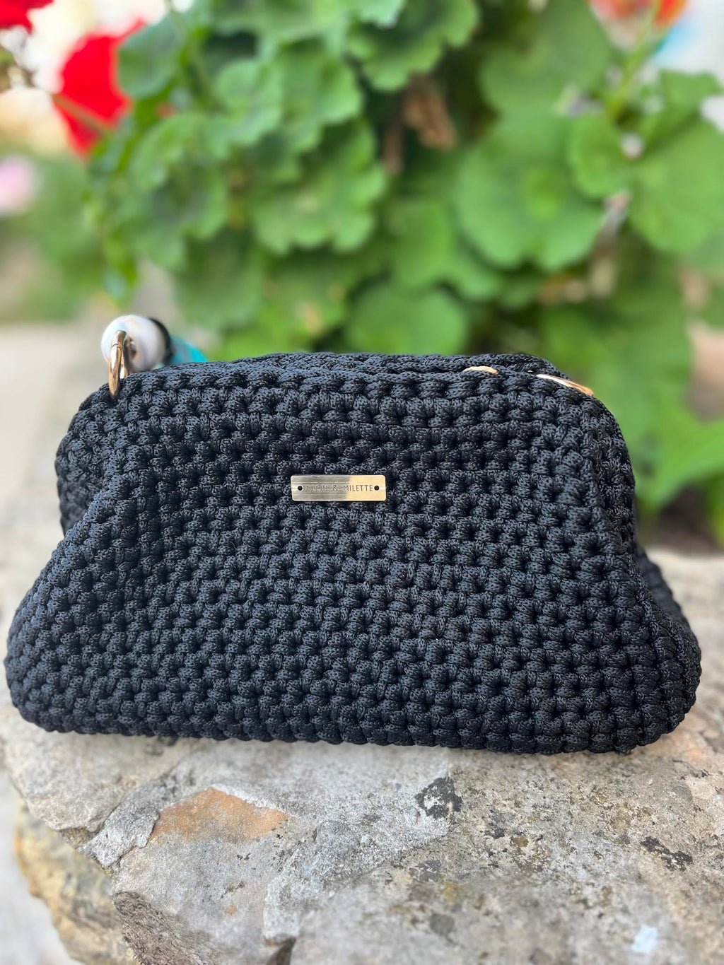Sac crochet noir fait main avec anse perles bleues et blanches - Riviera M Milou & Milette 