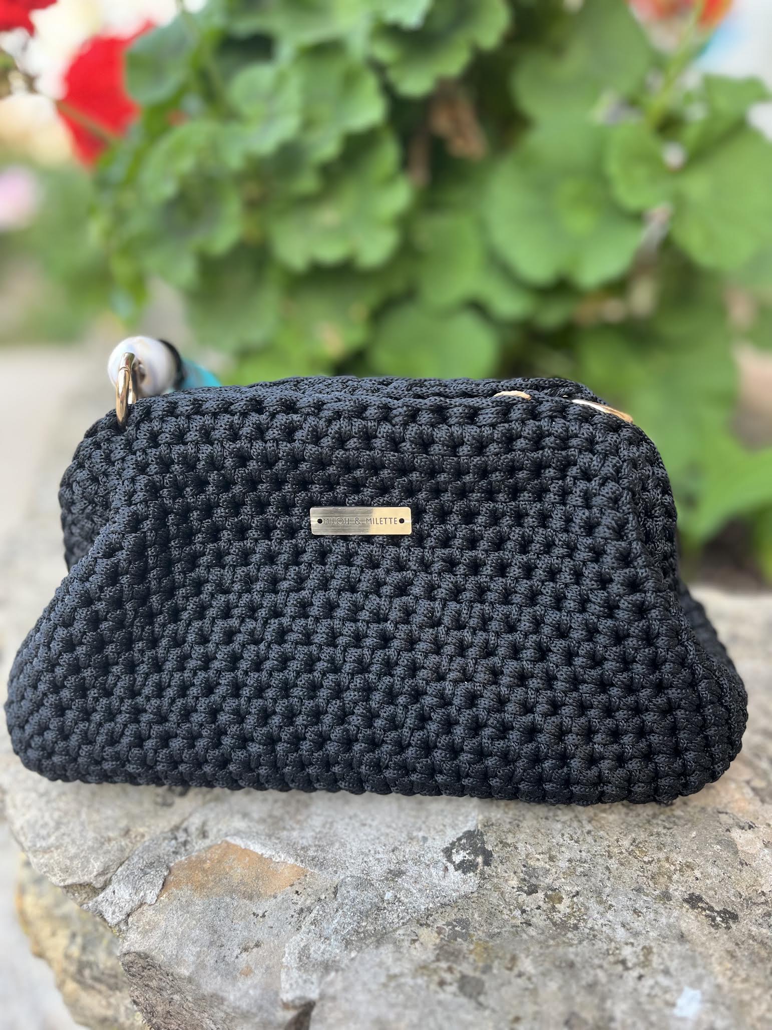 Sac crochet noir fait main avec anse perles bleues et blanches - Riviera M Milou & Milette 