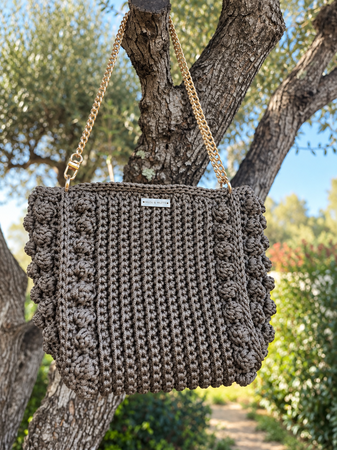 Sac Mistral taupe et kaki au crochet I Milou & Milette suspendu à un olivier