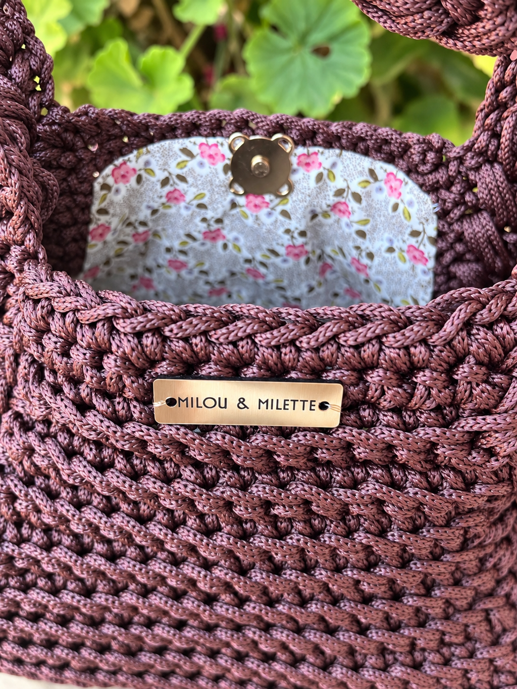 Sac mistral chocolat doublure fleurie- zoom sur la plaque en laiton, la doublure et le fermoir