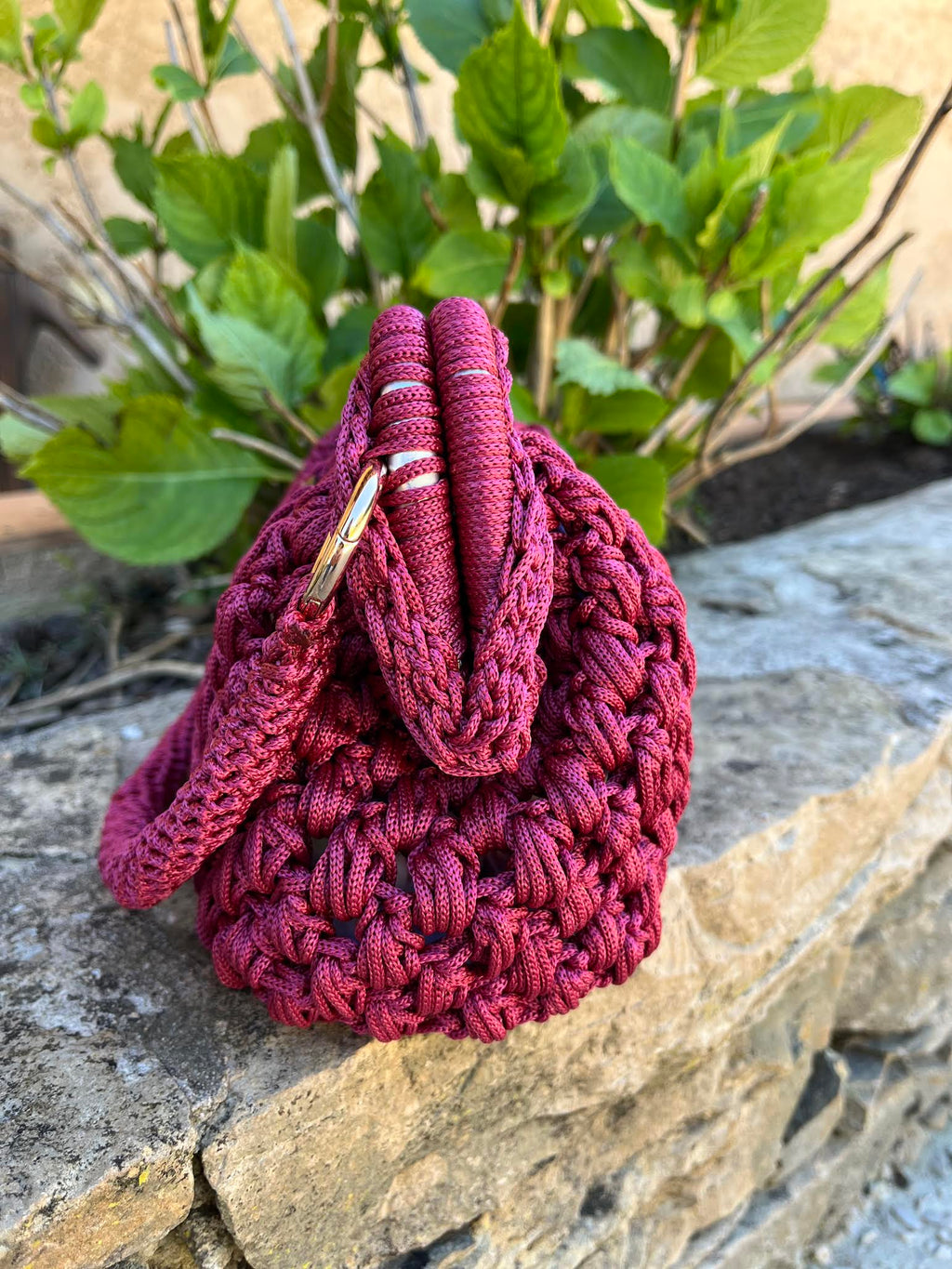 sac crochet fait main grenat femme doublure fleurie - sac bohème Riviera - Milou et Milette- côté