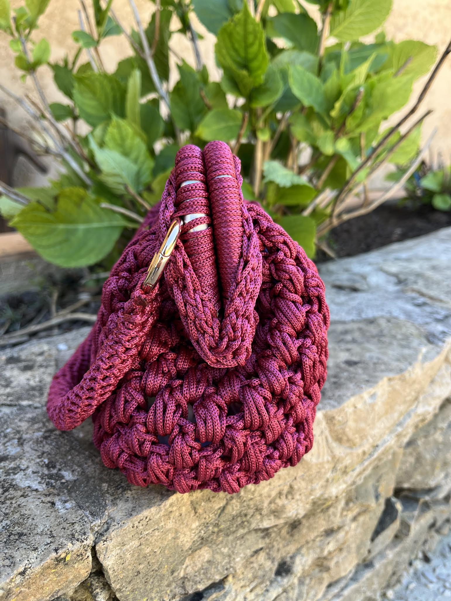 sac crochet fait main grenat femme doublure fleurie - sac bohème Riviera - Milou et Milette- côté
